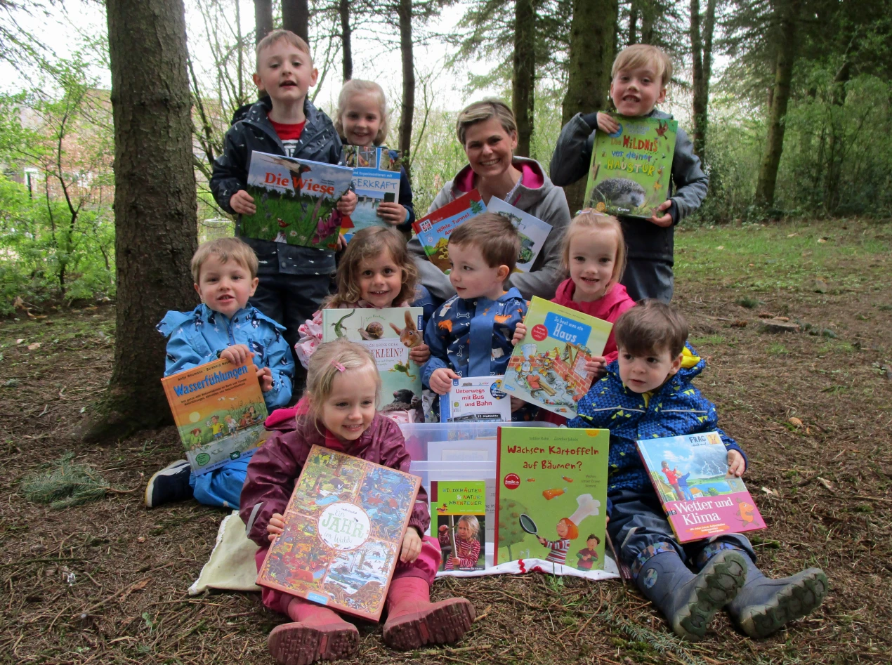 Die Kindergruppe des AWO Familienzentrums Johanna-Kirchner in Wiehl-Oberbantenberg sind mit Erzieherin Nadine Tobschall gerne in der Natur unterwegs und begeistern sich für die Bilderbücher in der MINT-Bücherbox. (Foto: privat) 
