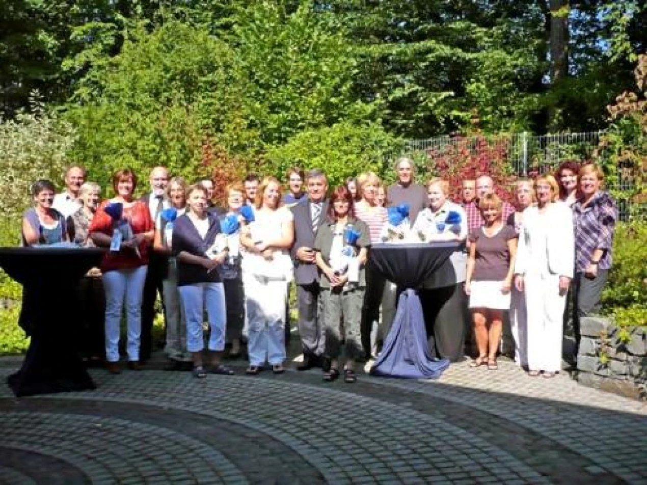 Schultüten vom Landrat zum Studienstart: Hagen Jobi (M.) begrüßte die ersten Studenten, die sich an der Akademie Gesundheitswirtschaft und Senioren des Oberbergischen Kreises eingeschrieben haben. (Foto: AGeWiS)