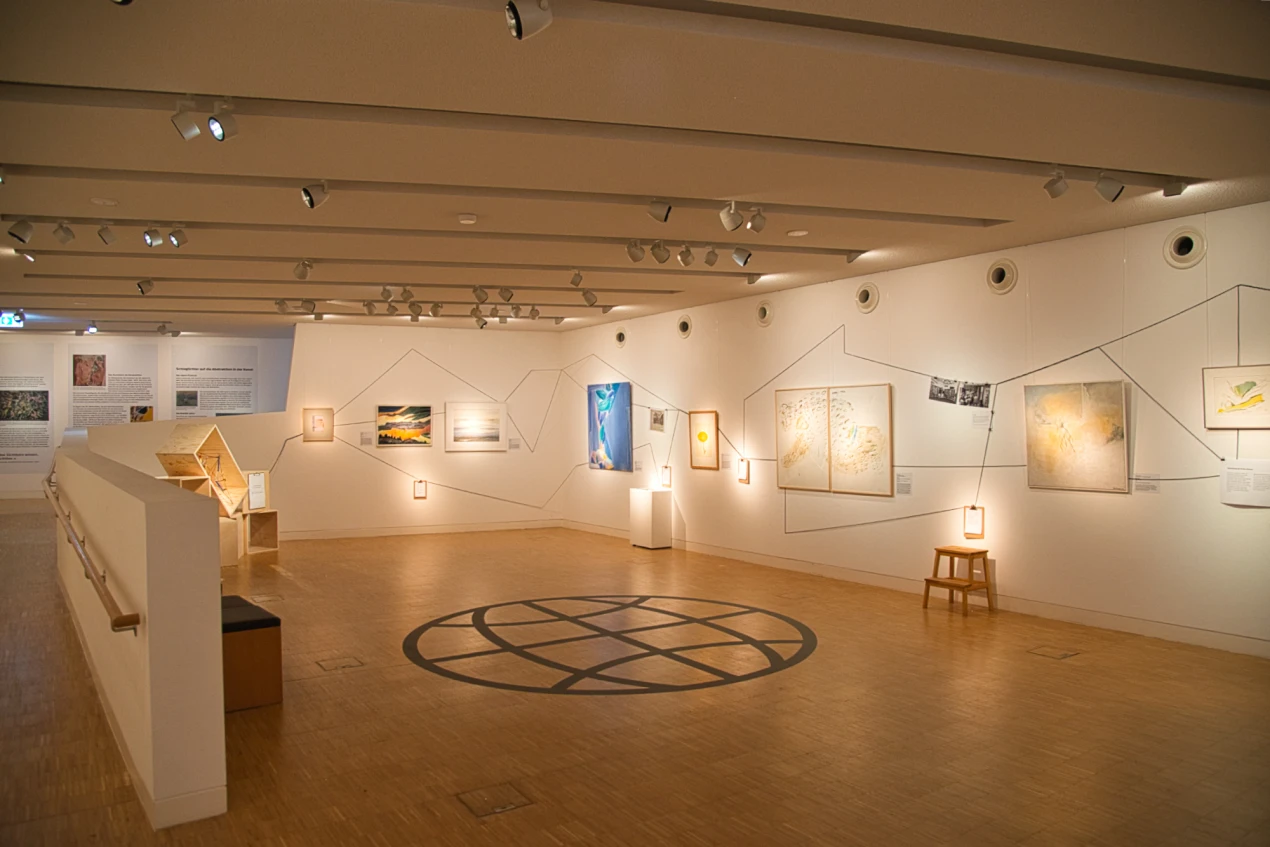 Einblick in die Ausstellung NETZwerk im White Cube auf Schloss Homburg. (Foto: Oliver Kolken) 