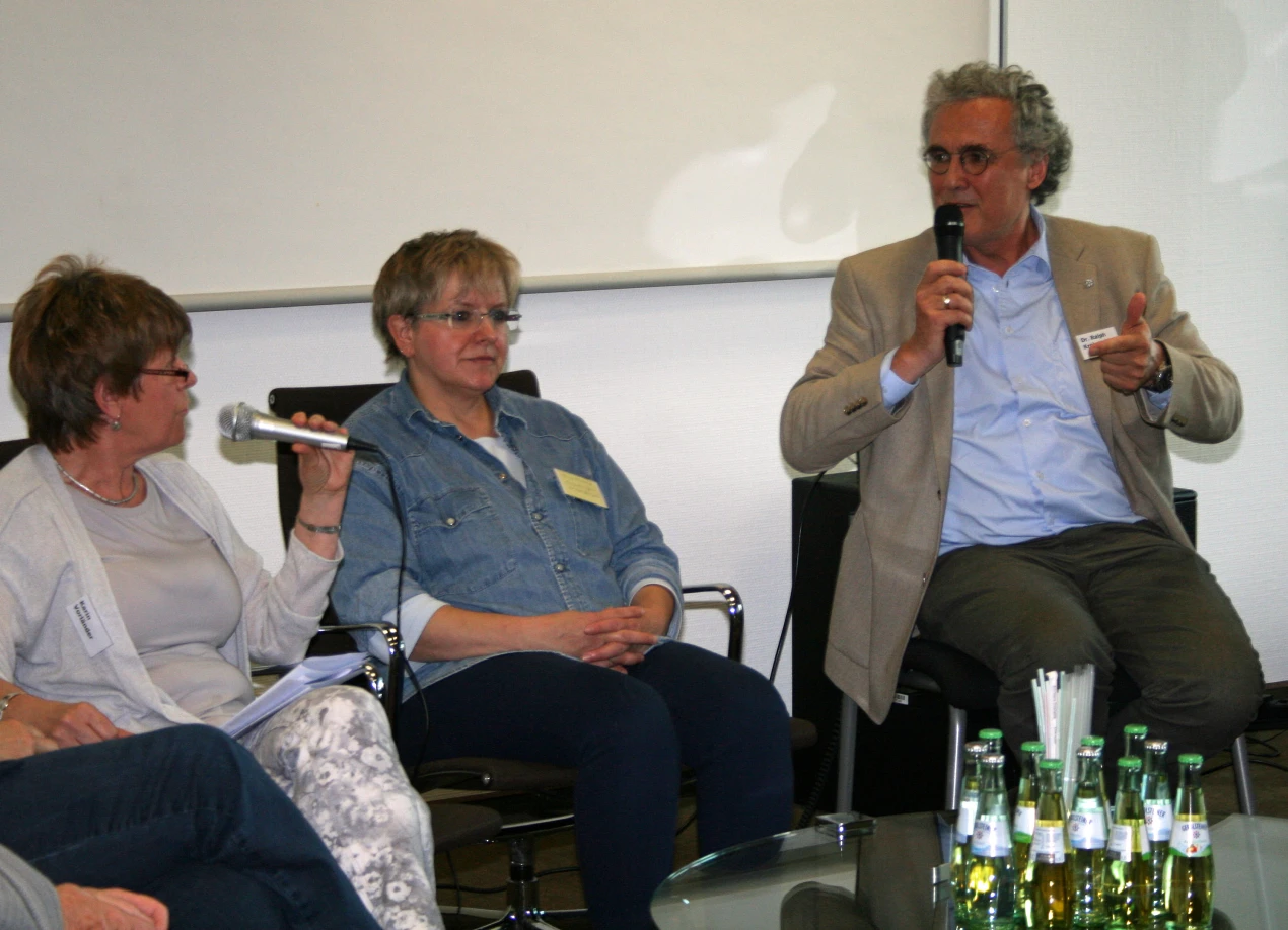 Engagierte Diskussionen: Moderatorin Karin Vorländer (l.) sprach unter anderem mit Dr. Ralph Krolewski (r.), Facharzt für Allgemeinmedizin und Psychotherapie, und der Betroffenen Eva Ritter über das Thema Depression. (Foto: OBK)