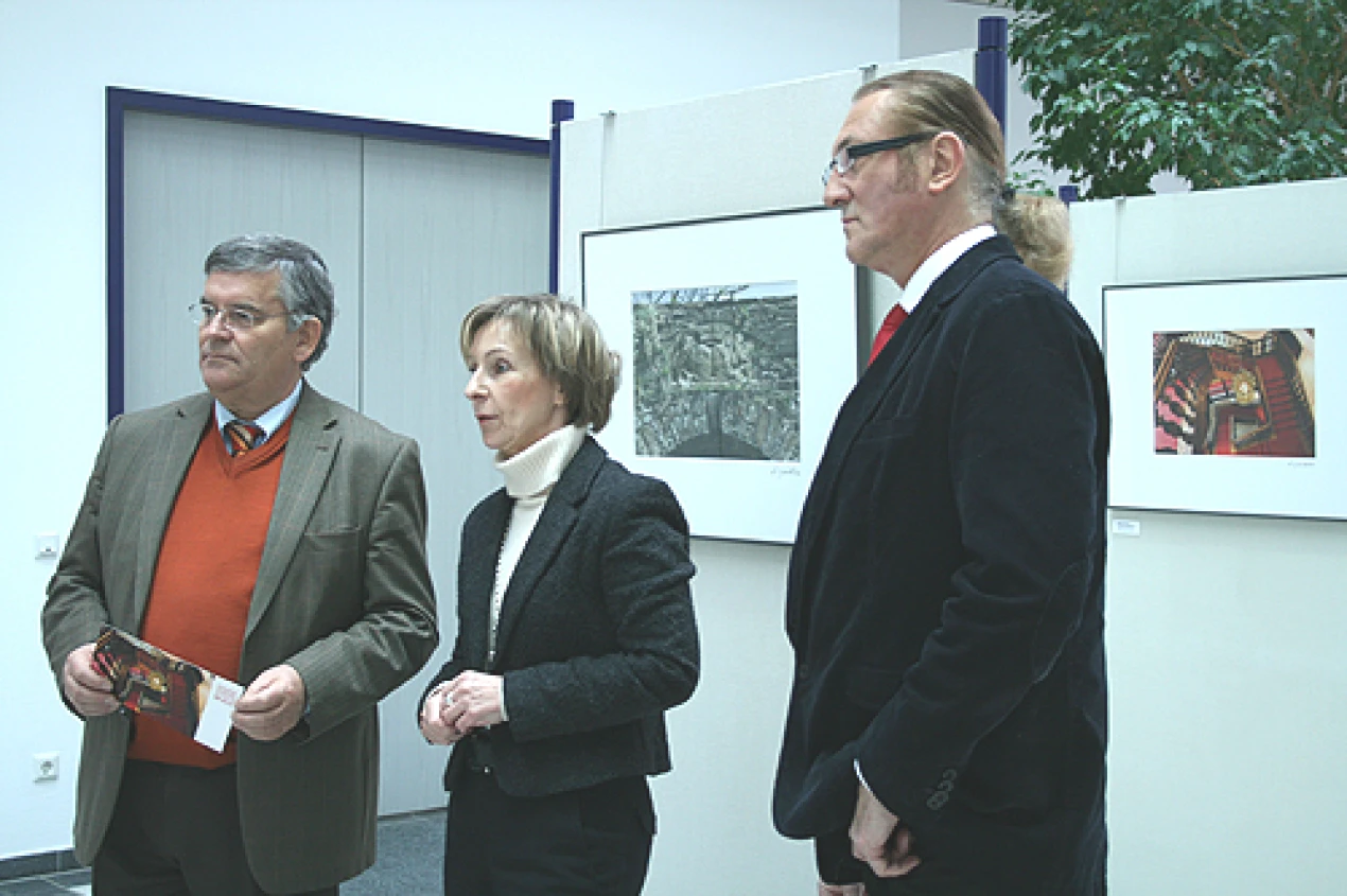 Landrat Hagen Jobi, Museumsdirektorin Dr. Gudrun Sievers-Flägel und Fotograf Rainer Gaertner betrachten die kunstvollen Aufnahmen von Schloss Homburg (Foto: OBK) 
