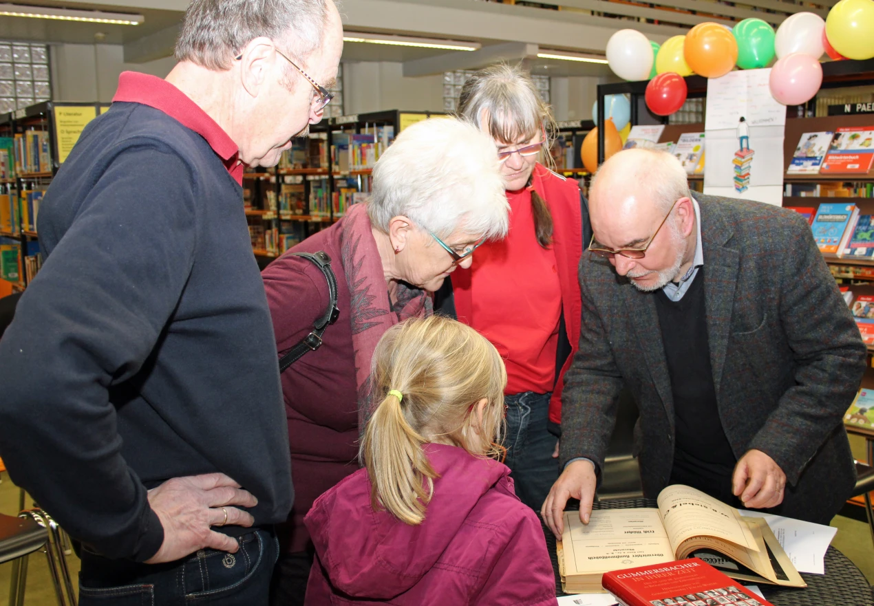 Kreisarchivar Gerhard Pomykaj (r.) hilft bei der Namenssuche in einem der historischen Adressbücher der Stadt Gummersbach (Foto: OBK)