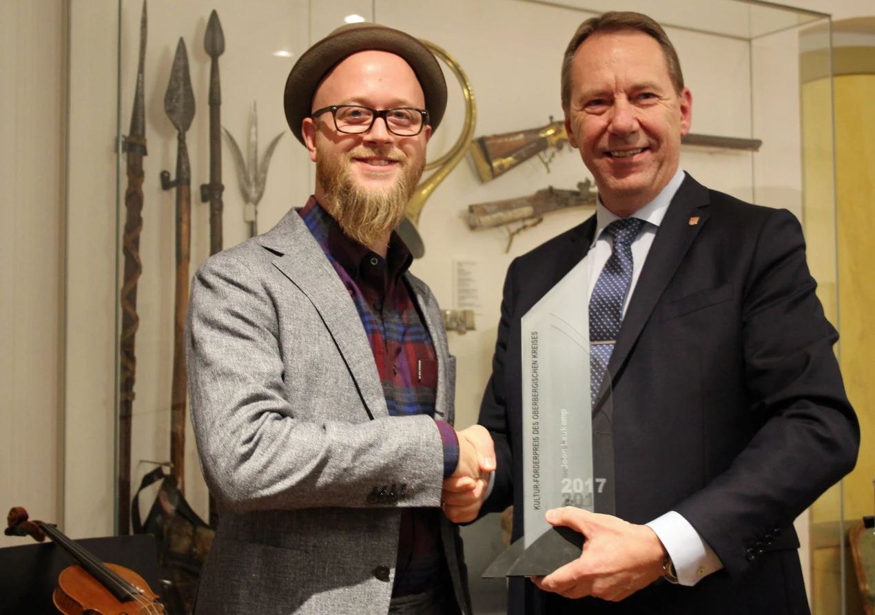 Landrat Jochen Hagt überreicht den Kulturförderpreis 2017 an Joon Laukamp (Foto: OBK)