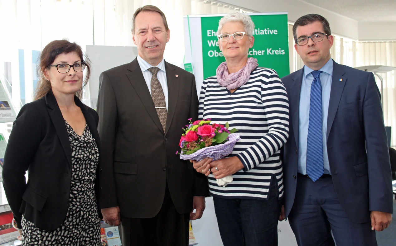 Herzlicher Empfang für die neue Standortlotsin in Gummersbach (v.l.n.r.): Sylvia Asmussen, Projektleiterin der Ehrenamtsinitiative Weitblick des Oberbergischen Kreises; Landrat Jochen Hagt; Standortlotsin Judith Kather und Gummersbachs Bürgermeister Frank Helmenstein. (Foto: OBK)