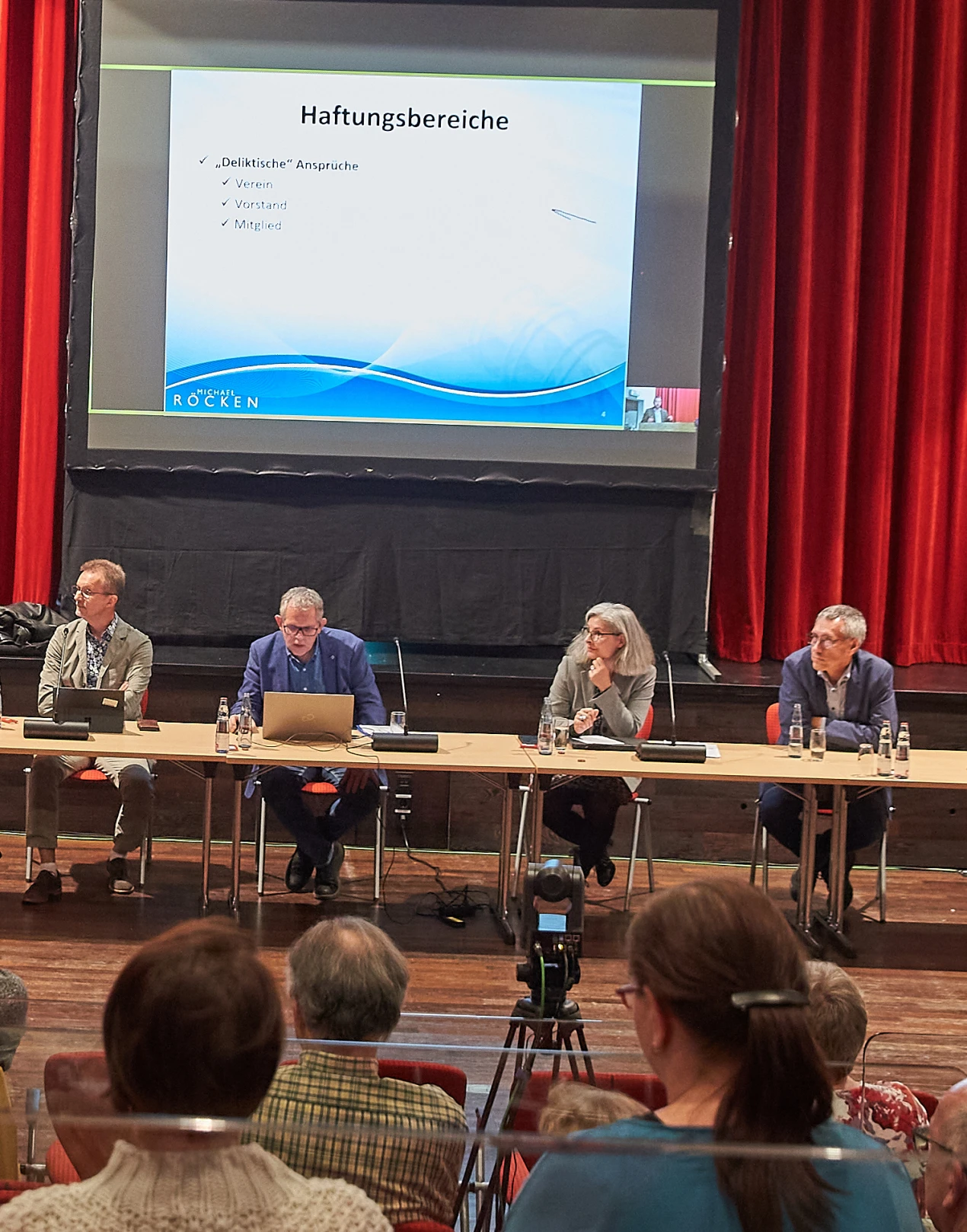 Die Vertretenden der Ehrenamts-Akademie Oberbergischer Kreis setzen sich für ein vielfältiges Informationsangebot ein, um freiwillig Engagierte zu unterstützen (v.l.): Dr. Bernhard Wunder, Leiter des kath. Bildungswerks Oberberg; Thomas Dörmbach, Leiter der Familienbildungsstätte Haus der Familie in Wipperfürth; Sylvia Asmussen, Leiterin der Fachstelle Bürgerschaftliches Engagement des Oberbergischen Kreises und Jürgen Funke, Ehrenamtsbeauftragter der Stadt Radevormwald. (Foto: OBK)
