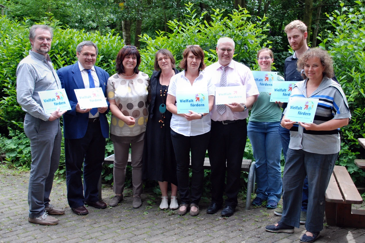 In einer kleinen Feierstunde wurden die Plaketten in der Gemeinschaftshauptschule Lindlar den Schulen von Schulamtsdirektorin Gabriele Hufgard (4.v.l., Kompetenzteam Oberberg) und Gabriele Welter (3. v.l., Bildungsbüro Oberberg) übergeben (Foto:OBK)