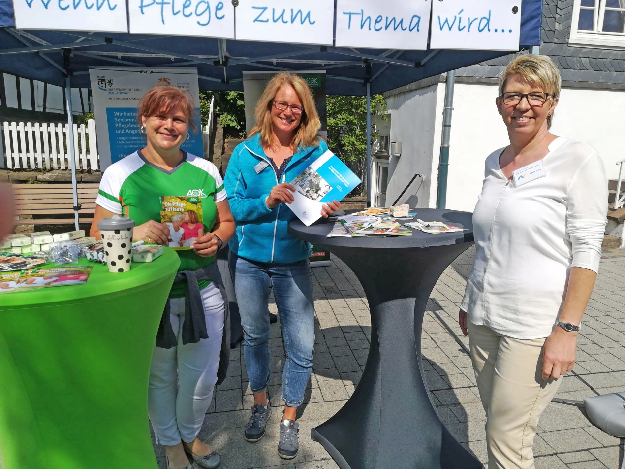 Petra Hein, Senioren- und Pflegeberaterin im Rathaus Nümbrecht und Christina Zabelberg von der AOK Rheinland/Hamburg, Niederlassung Gummersbach und Christine Prinz, Koordinatorin für SPB bei der Kreisverwaltung Gummersbach. (Foto: OBK)