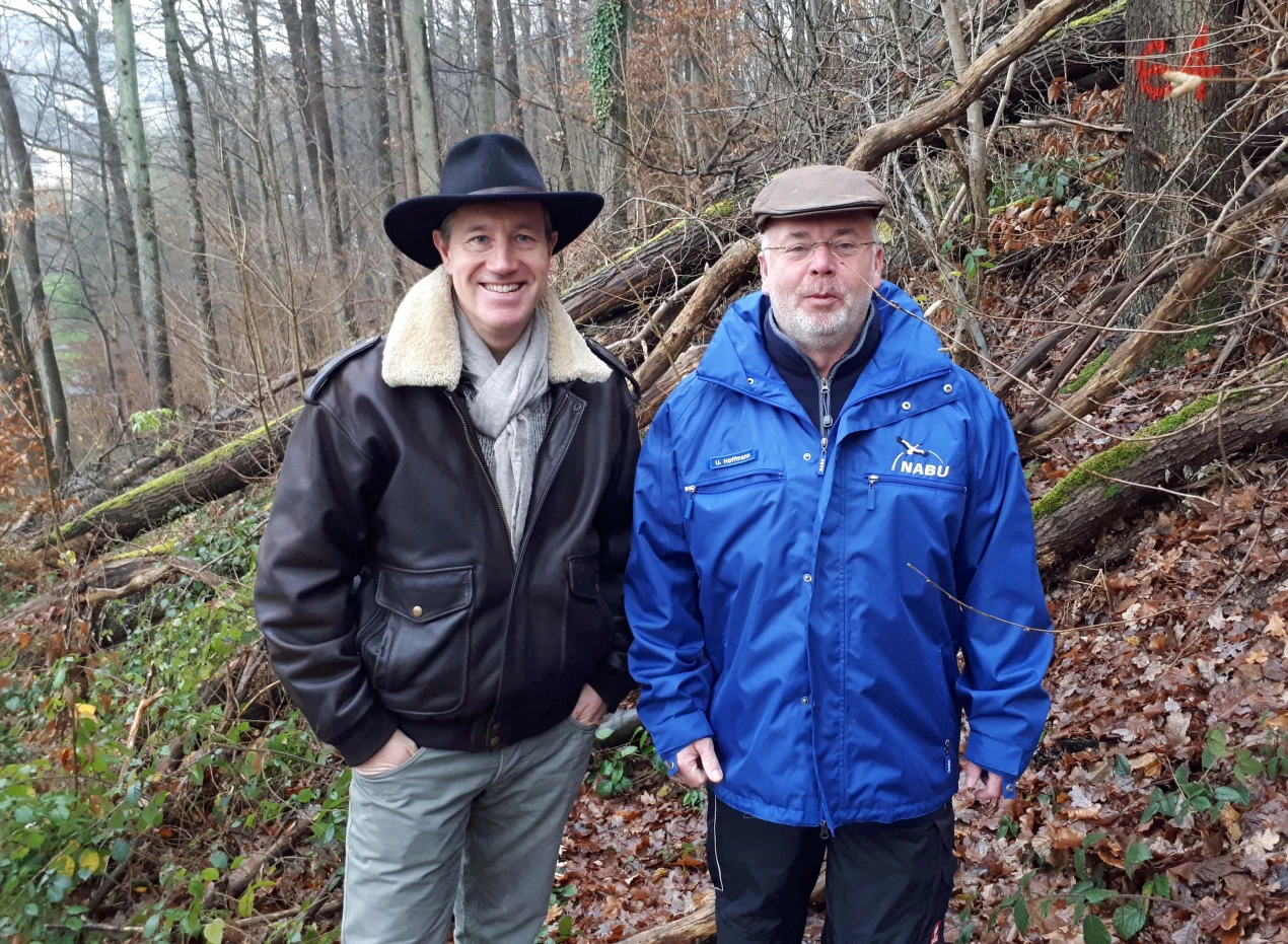 Sozialdezernent Ralf Schmallenbach (l.) unterstützte als Ranger Uwe Hoffmann beim NABU Oberberg (Foto: OBK).   