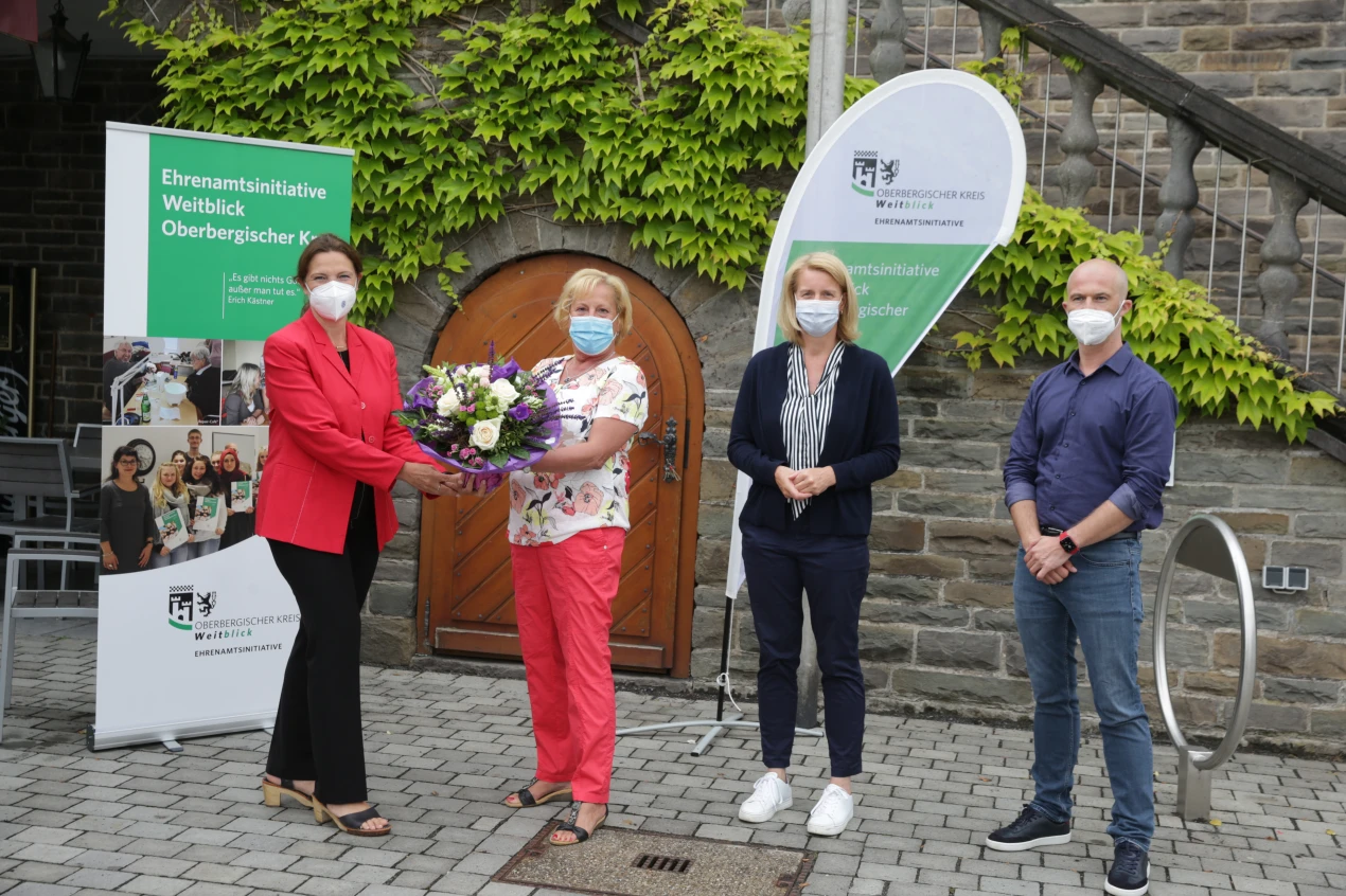 v.li.n.re. Birgit Steuer, Oberbergischer Kreis, Karin Röttgen, neue Weitblicklotsin, Anne Loth Bürgermeisterin und Marius Marondel, Stadt Wipperfürth unterstützen das Ehrenamt in Wipperfürth. (Foto: OBK)