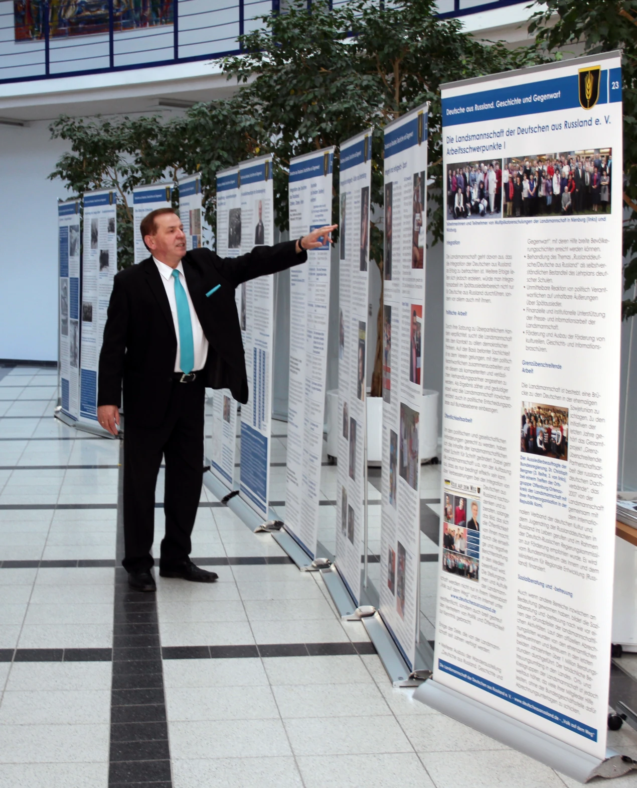 Projektleiter Jakob Fischer, Verein Landsmannschaft der Deutschen aus Russland e.V., erläutert den Aufbau der Wanderausstellung (Foto:OBK).  