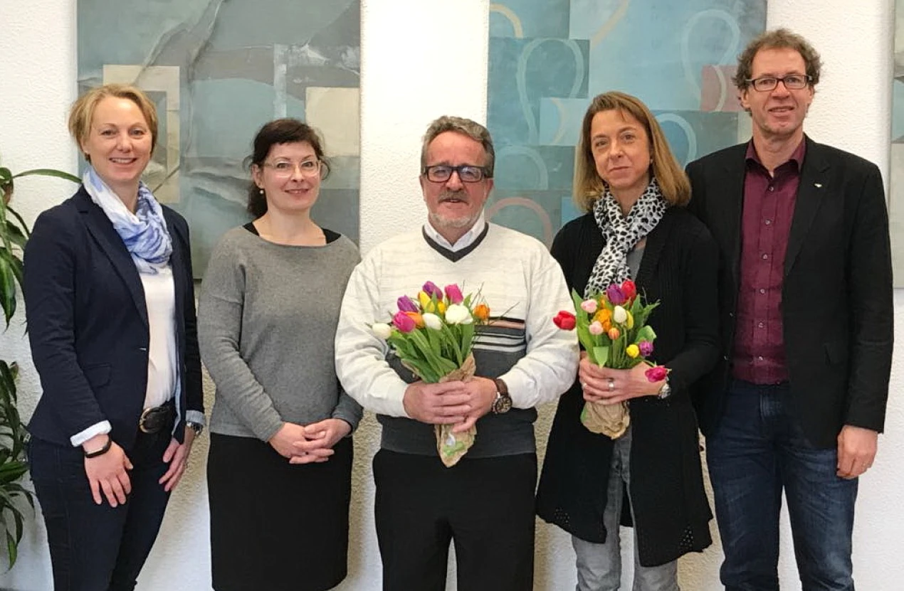 Leslie Kamphuis (Leiterin des Fachbereichs Ordnung und Soziales sowie Ansprechpartnerin Ehrenamt bei der Stadt Wipperfürth, v.l.), Sylvia Asmussen (Leiterin der Ehrenamtsinitiative Weitblick des Oberbergsichen Kreises), Lotse Hans-Dieter Tillemanns, Lotsin Judith Müller und Michael von Rekowski (Bürgermeister Wipperfürth). (Foto: OBK)