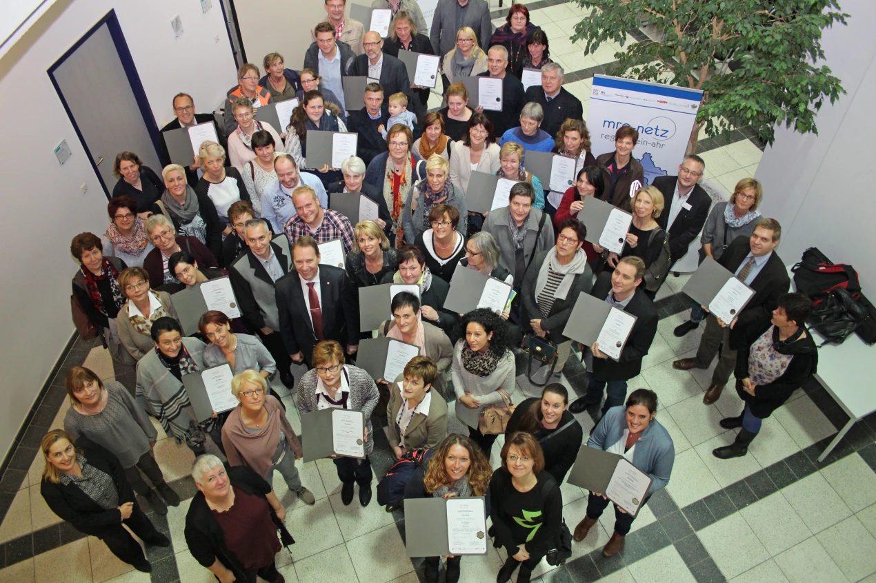 Die große Gruppe der ausgezeichneten Einrichtungen fand sich im Kreishausfoyer zusammen (Foto:OBK)