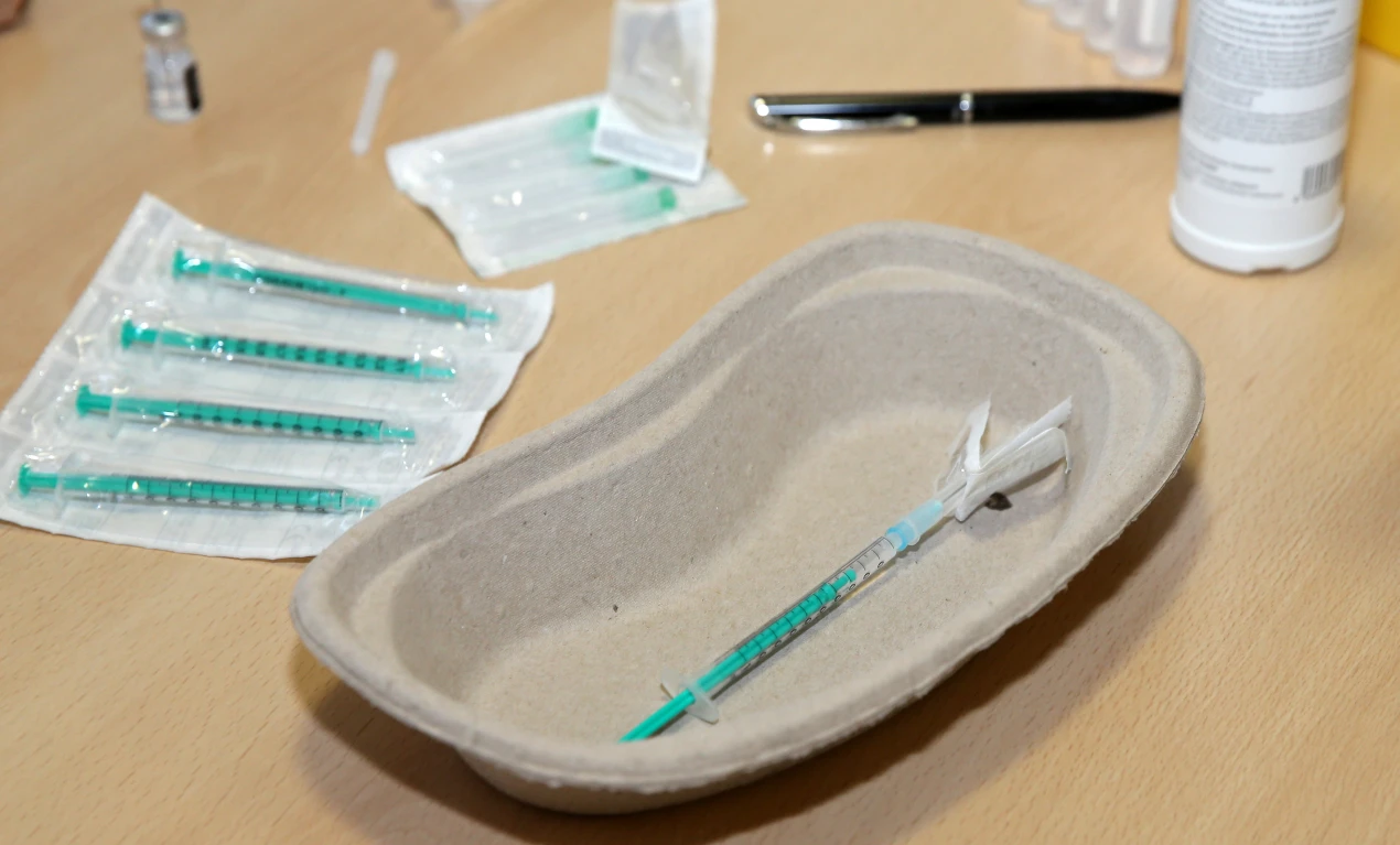 Die Spritzen mit dem Impfstoff werden aufgezogen. (Foto: OBK)