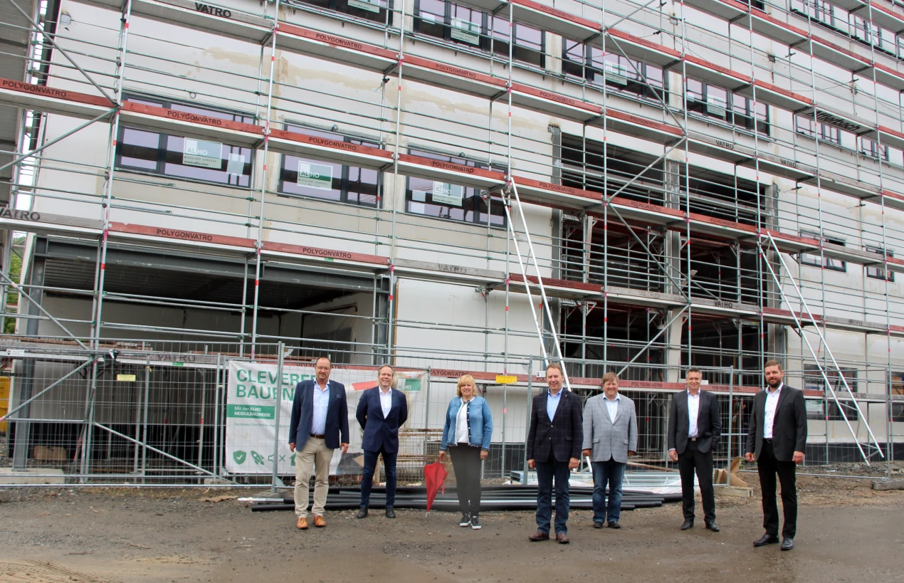 Besichtigung des Rohbaus (v.l.): Michael Stefer, Vorsitzender des Betriebsausschusses; Kreisdirektor und AGewiS Betriebsleiter Klaus Grootens; Dr. Ursula Kriesten, Akademieleiterin; Landrat Jochen Hagt; Reinhold Müller, Vorsitzender des Bauausschusses; Peter Orthen, Geschäftsführer der ALHO Systembau GmbH und Baudezernent Felix Ammann. (Foto: OBK)   