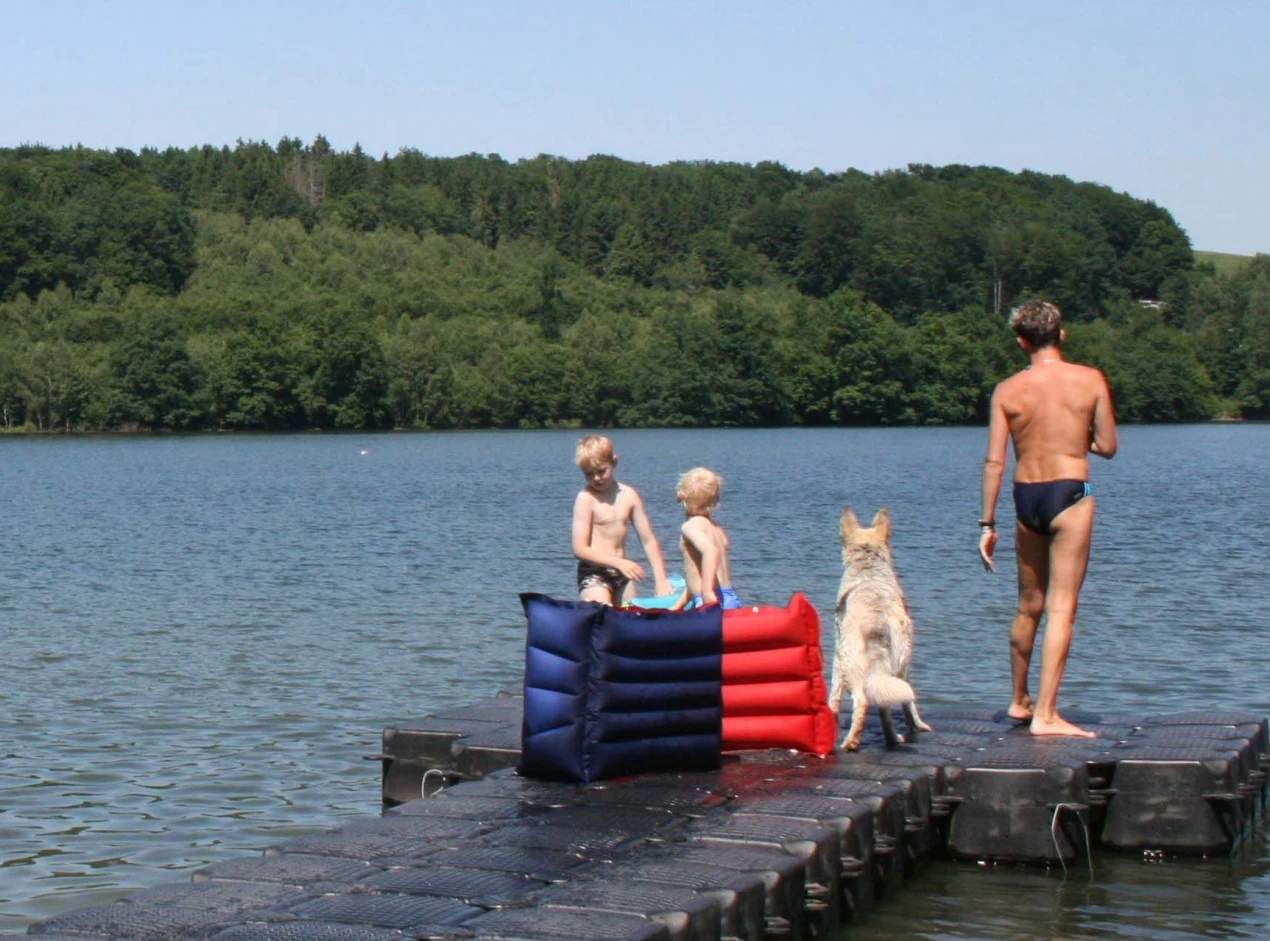 Bevor der Badespaß bald beginnen kann, sollten Besitzer von privaten Schwimmbecken und Pools bei der Entsorgung des Schwimmbad-Abwassers aufpassen. Denn es enthält Chemikalien, die für Fische und andere Wasserlebewesen tödlich sein können, wenn das Abwasser direkt in Teiche oder Bäche gelangt. (Foto:OBK)