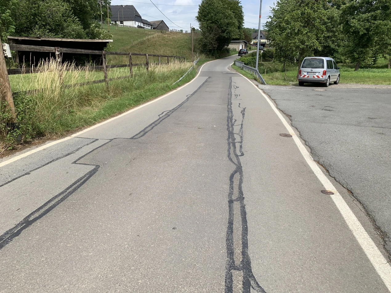 Die schadhafte Asphaltbefestigung der Kreisstraße 39. (Foto: OBK)