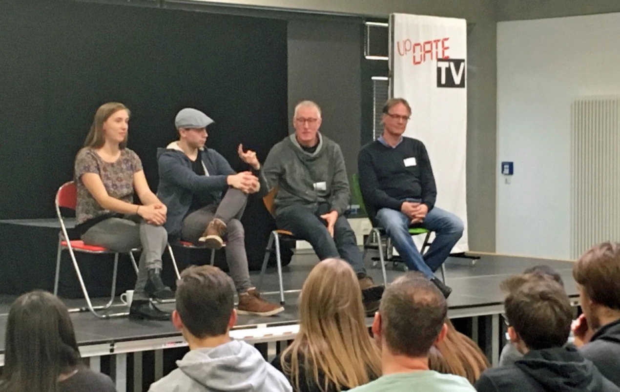Gelegenheit zur Diskussion nach dem Theaterstück (v.l.n.r.) gab es mit den Schauspielern Julia Knorst und Johannes Rosenzweig, sowie mit Uwe Köster und Walter Steinbrech, Kreispolizeibehörde: Abteilung Kriminalprävention/Opferschutz. (Foto: OBK)