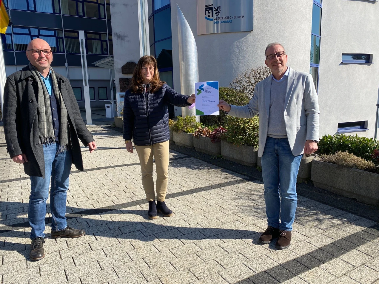 Verleihung am Kreishaus: Schulamtsdirektor Thomas Gunkel(r.) übergibt die Siegelurkunde an die Berufswahlkoordinatorin Eva Hüppelshäuser und an den Schulleiter der Sekundarschule Nümbrecht-Ruppichteroth Helmut Müller. (Foto: OBK)