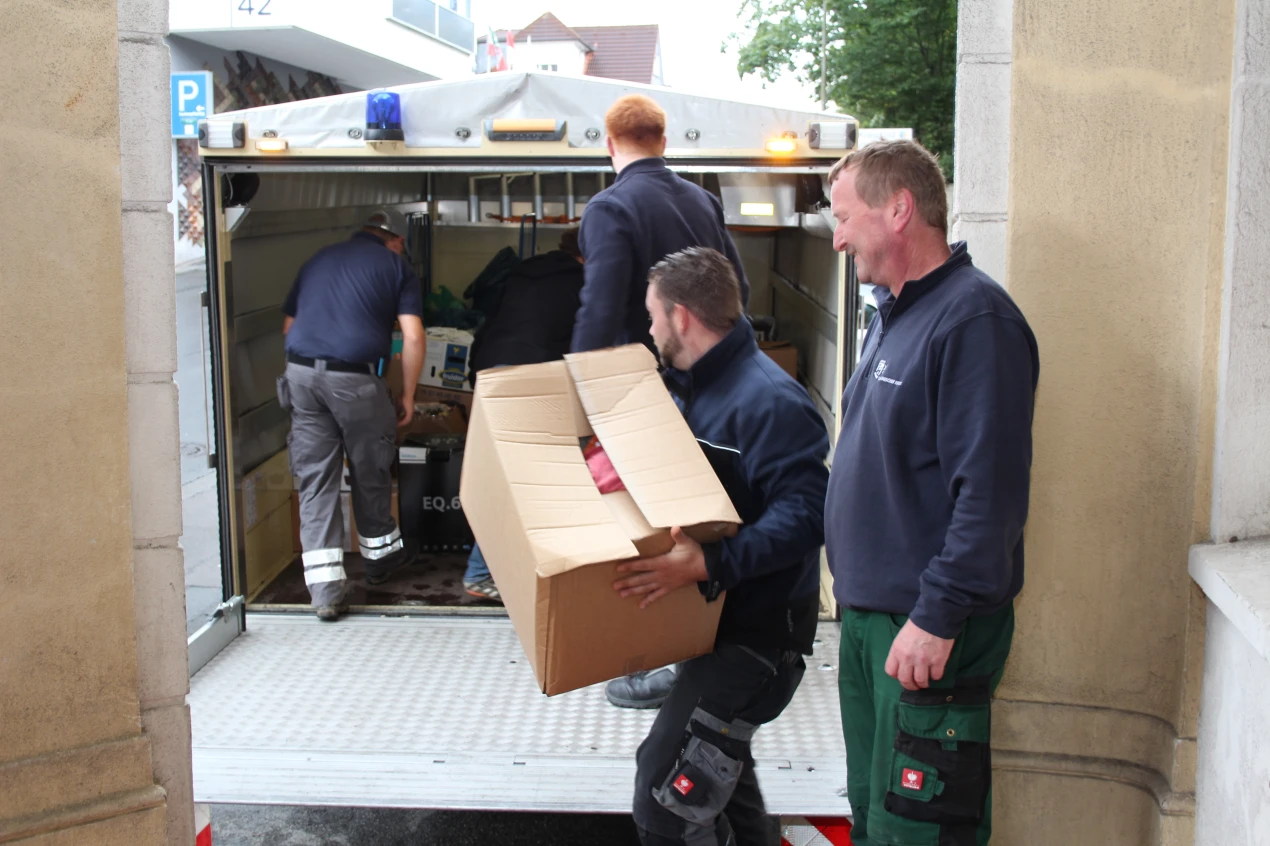 Die zahlreichen Sachspenden werden im ehemaligen Hohenzollernbad gelagert und von dort in Erstaufnahmeeinrichtungen transportiert (Foto:OBK). 