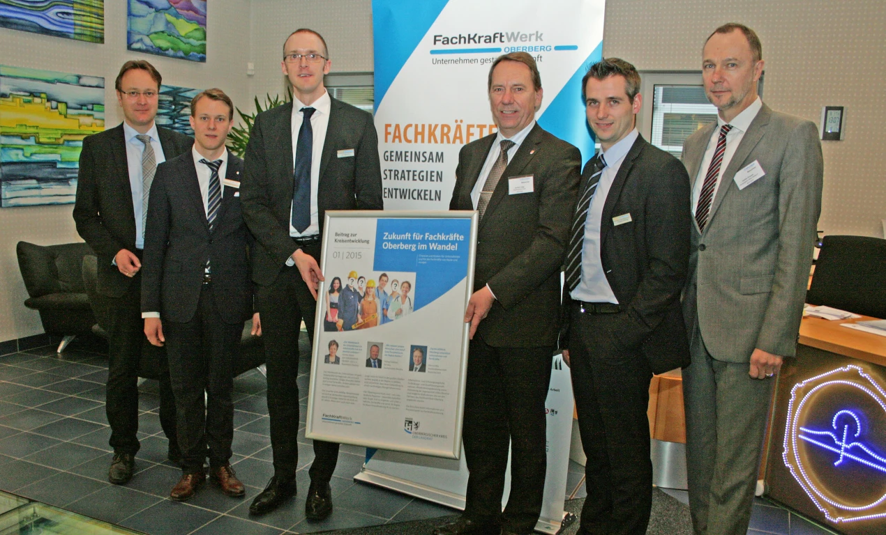 Starke Partner im FachKraftWerk (v.l.n.r.): Marcus Otto, Hauptgeschäftsführer der Kreishandwerkerschaft Bergisches Land; Mathias Stendtke, Gesellschafter Pflitsch GmbH & Co. KG; Jan Valenthon, Personalleiter Pflitsch; Kreisdirektor Jochen Hagt; Roland Lenzing, Leitung Unternehmensstrategie Pflitsch und Stefan Krause, Vorsitzender der Geschäftsführung der Agentur für Arbeit Bergisch Gladbach. (Foto: OBK)