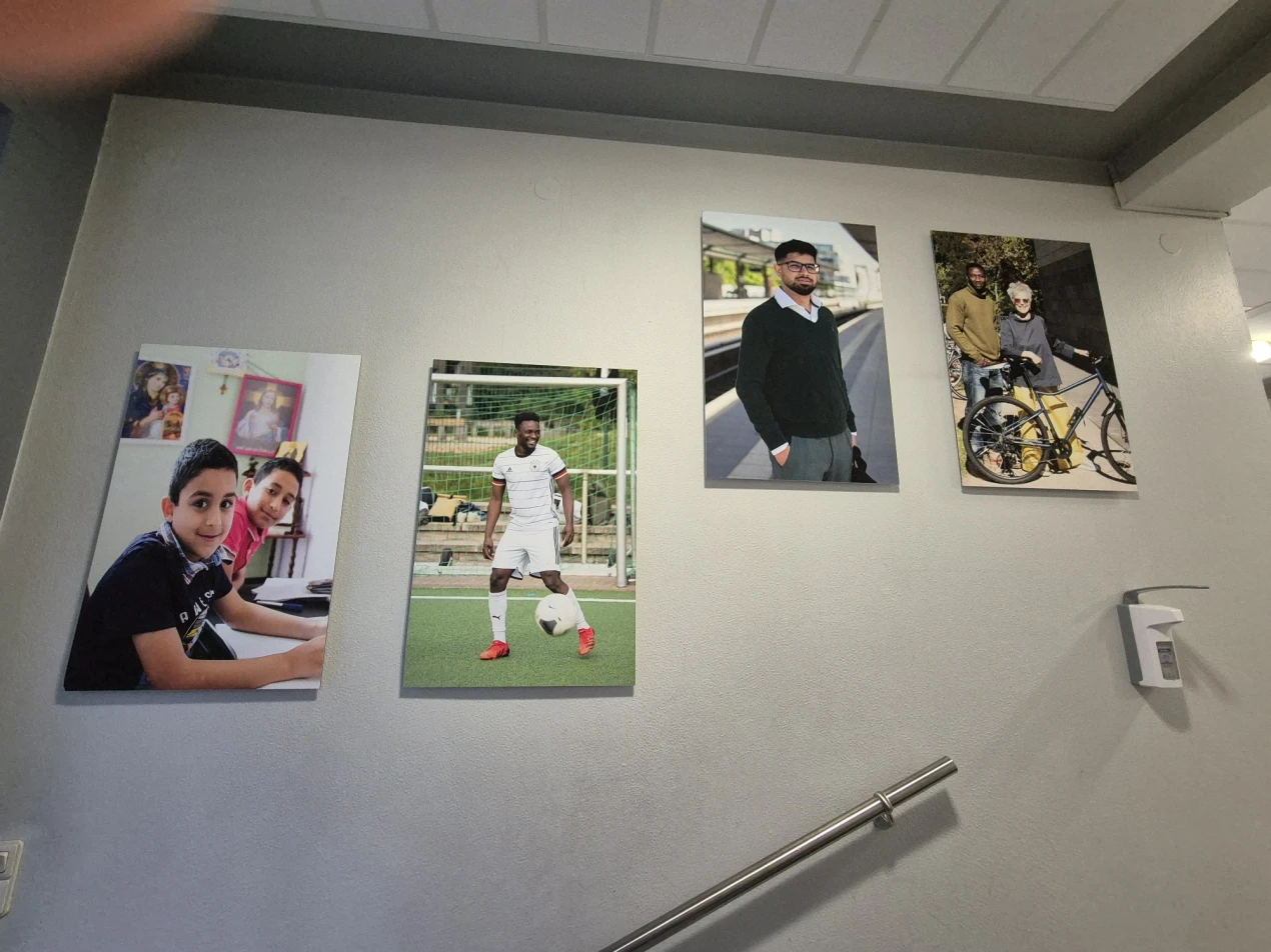 Die VHS Oberberg zeigt in ihrer Zentrale in Gummersbach-Niederseßmar die Foto-Ausstellung „Habt Mut! Gebt nicht auf!“ (Foto: OBK) 