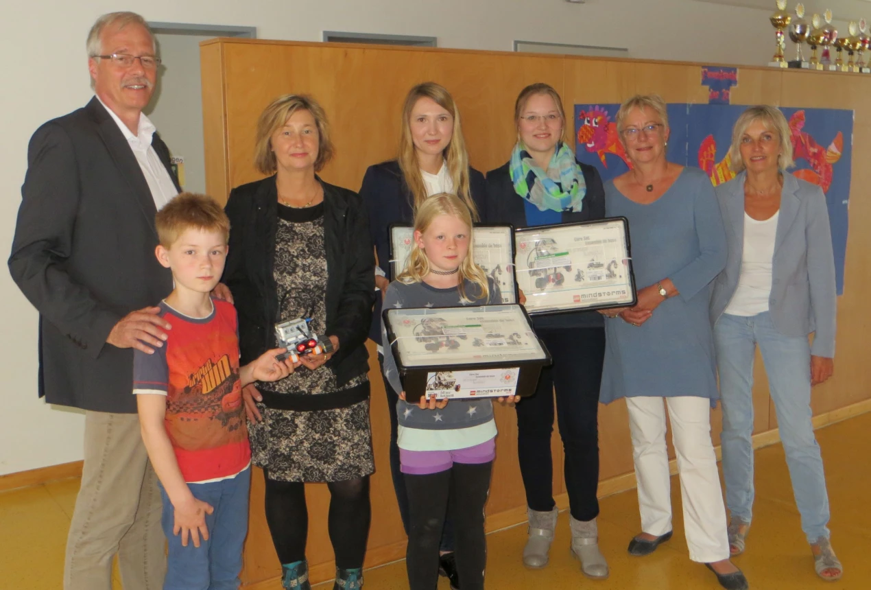 Ingo Breuer (Schulleiter GGS Nümbrechtv.l.), Schüler Connar, Susanne Roll (Vertreterin des Sponsors TGZ NRW), Olga Bayer (Lehrerin Nikolausschule + Team-Coach), Schülerin Nytalia, Christina Everwald (Lehrerin Nikolausschule + Team Coach), Sabine Biesenbach (Schulleiterin Nikolausschule Städt. Verbundschule für die Hansestadt Wipperfürth) und anke Koester (Leiterin Bildungsbüro). (Foto: zdi NRW)