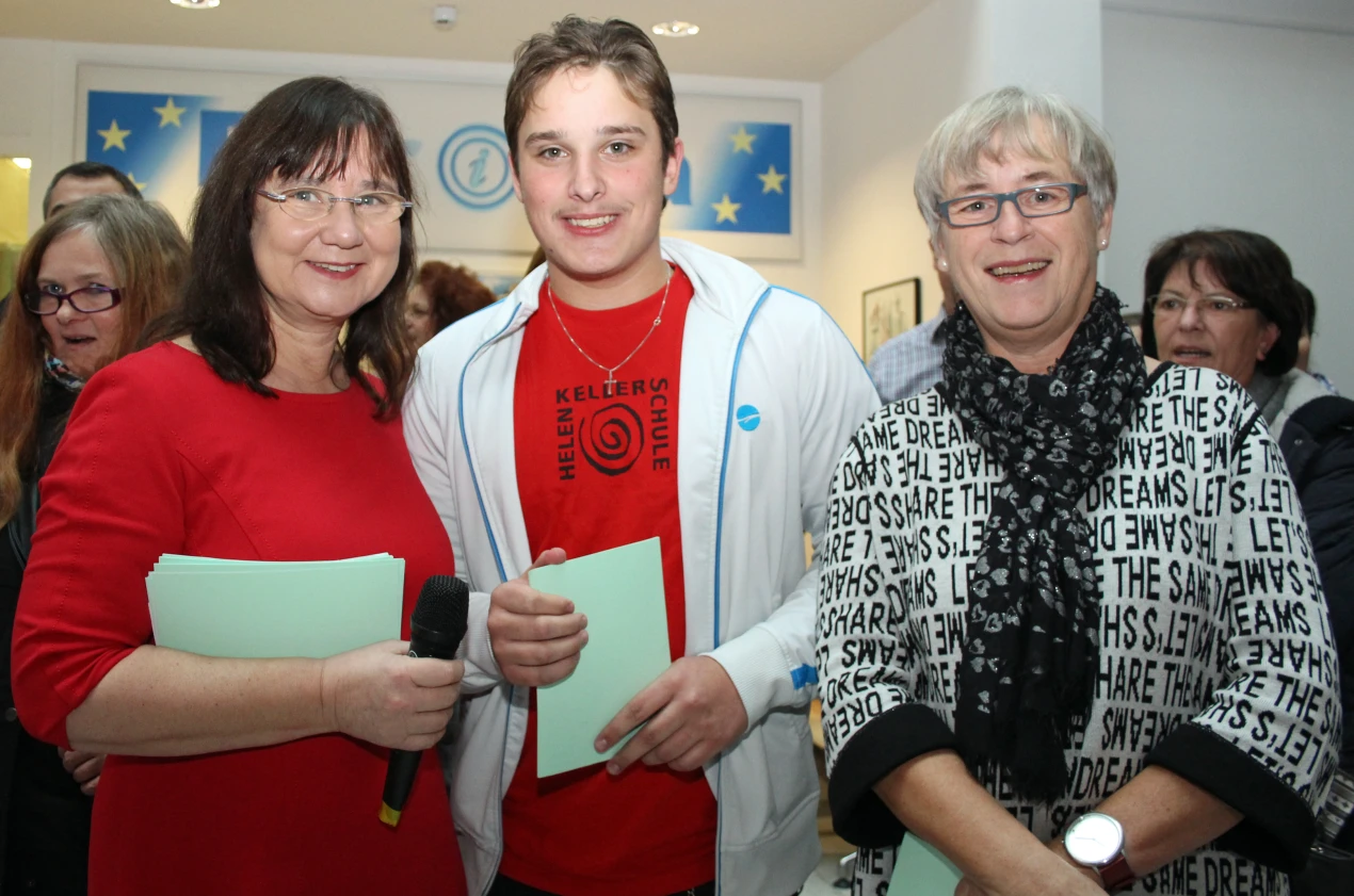(v.l.n.r.) Schulleiterin Lydia Follmann, Schülersprecher Bastian Stabenau und die stellvertretende Schulleiterin Dorothea Marquart freuen sich über das gelungene Weihnachtskonzert (Foto: OBK).