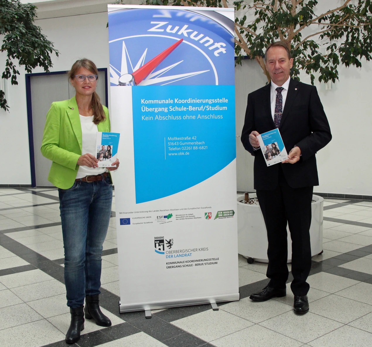 Andrea Käsbach (Kommunale Koordinierungsstelle Übergang Schule - Beruf/Studium) und Landrat Jochen Hagt werben für die neue Elternbroschüre. (Foto: OBK)   