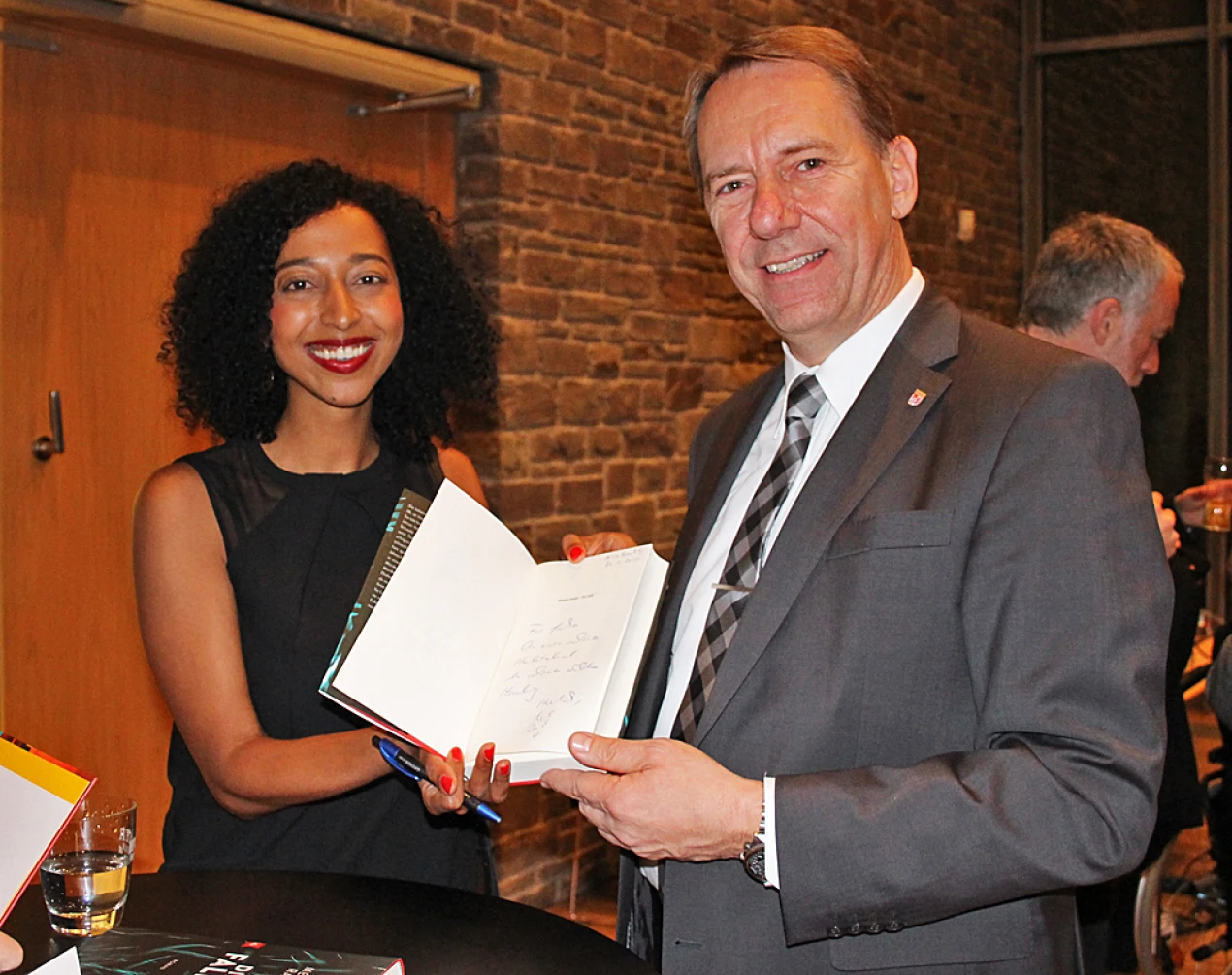 Melanie Raabe signierte ihren ausgezeichneten Debütroman "Die Falle". (Foto: OBK)