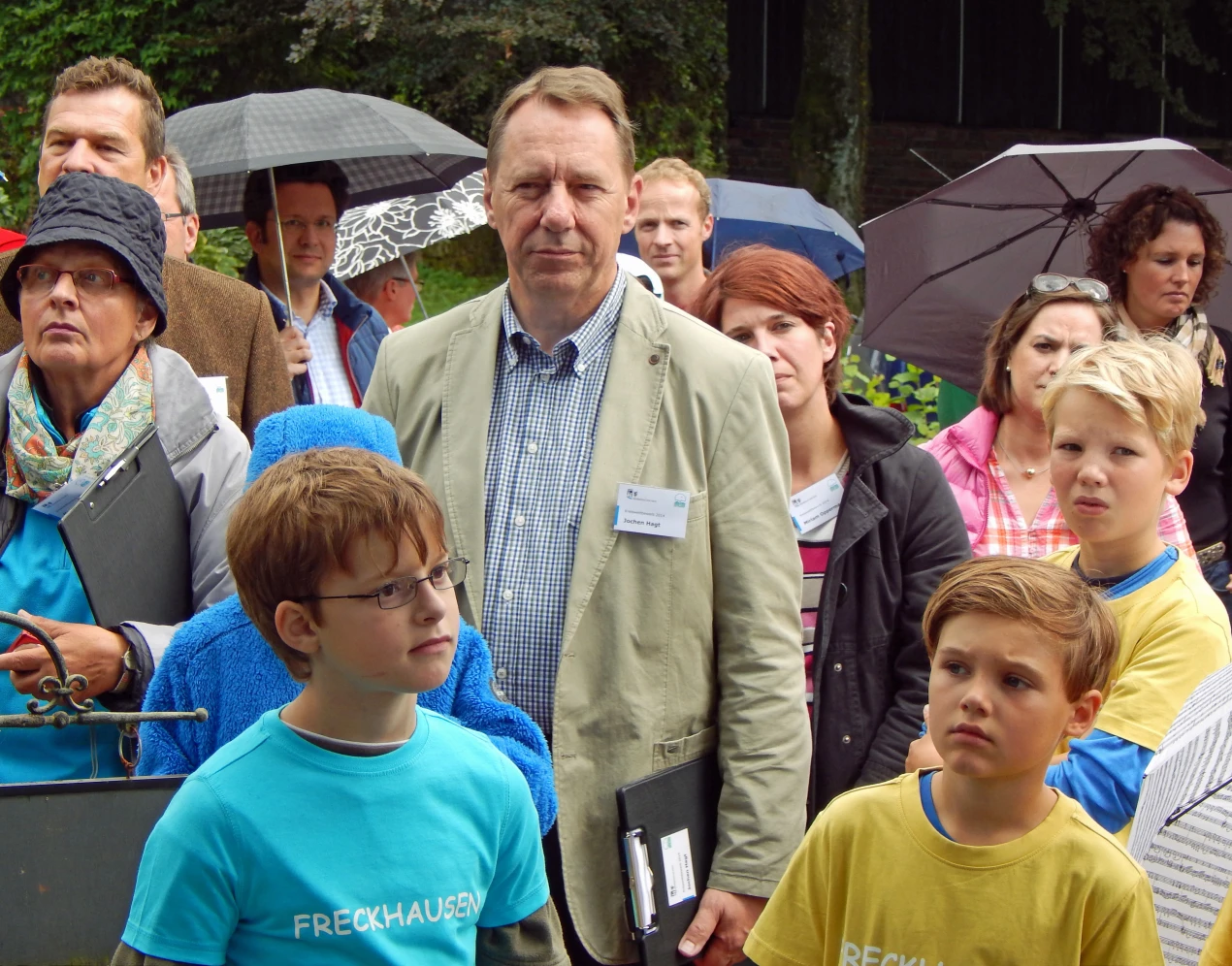 Kreisdirektor Jochen Hagt (M.) lauscht den spannenden Erzählungen der Bewohnerinnen und Bewohner. (Foto: OBK)