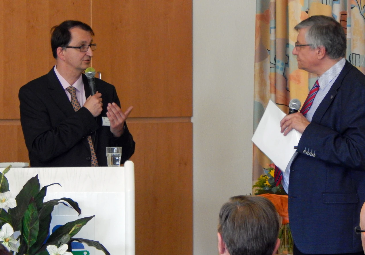 Interessante Diskussionen lieferten sich Prof. Dr. Stefan Lorenzl (l.) vom Klinikum Großhadern in München und Prof. Dr. Markus Ebke von der Rhein-Sieg-Klinik in Nümbrecht. (Foto: OBK)