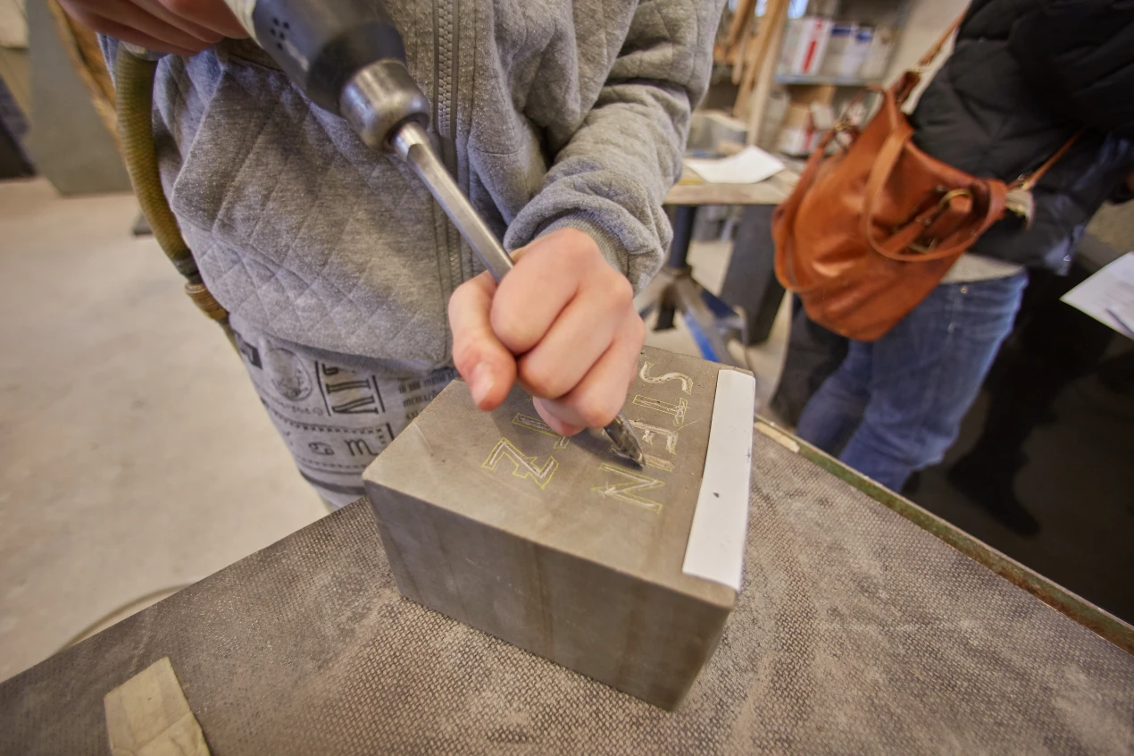 Die Arbeit eines Steinmetz beispielsweise, können Schülerinnen und Schüler bei den Berufsfelderkundungen kennenlernen.(Foto: OBK)  