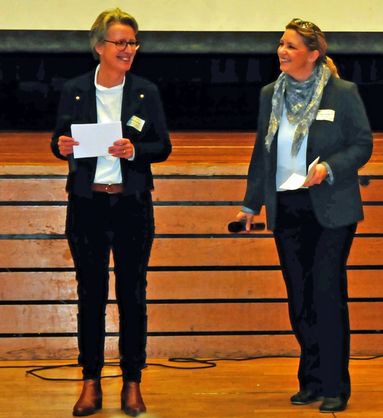 Schulrätin Maria Engelhard (l.) und Liane Pavlidis vom Inklusionsbüro des Oberbergischen Kreises zeigten sich erfreut über die sehr hohe Zahl der teilnehmenden Lehrerinnen und Lehrer. (Foto: OBK).