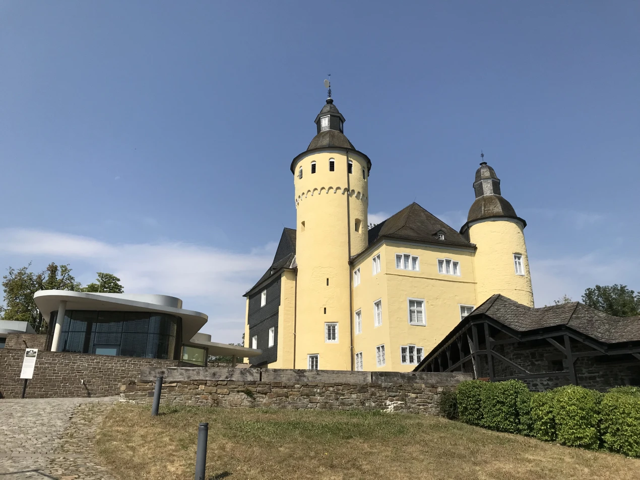 In der Neuen Orangerie (l.) auf Schloss Homburg findet das Konzert der regionalen Preisträgerinnen und Preisträger von "Jugend musiziert" statt. (Foto: OBK) 