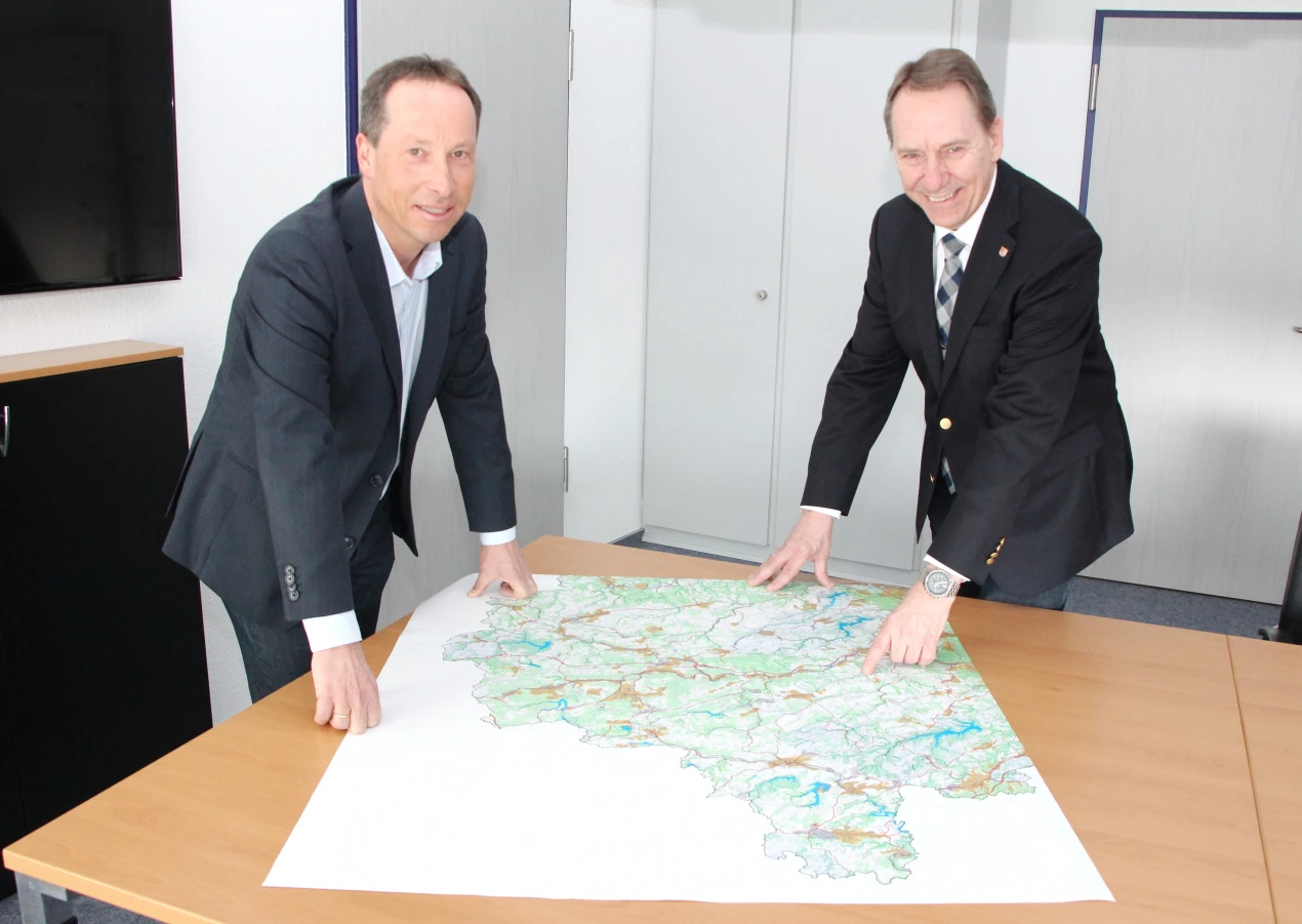 Dezernent Frank Herhaus und Landrat Jochen Hagt freuen sich über das beschlossene Plankonzept und die Anpassungen im Oberbergischen Kreis. (Foto: OBK)