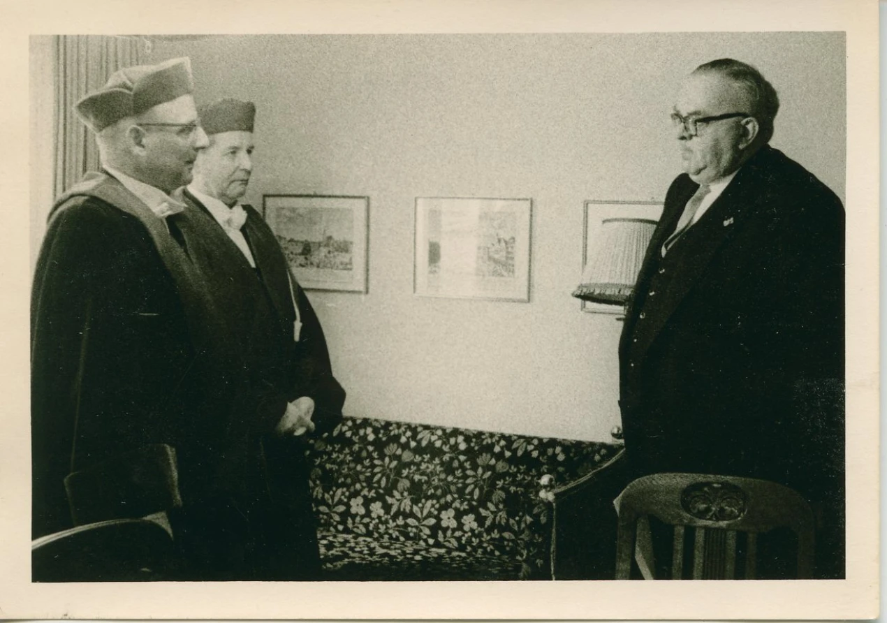 Verleihung der Ehrendoktorwürde an August Dresbach durch die juristische Fakultät der Universität Köln in seinem Wohnhaus in Ründeroth, 1959 (Nachlass August Dresbach, Archiv des Oberbergischen Kreises)