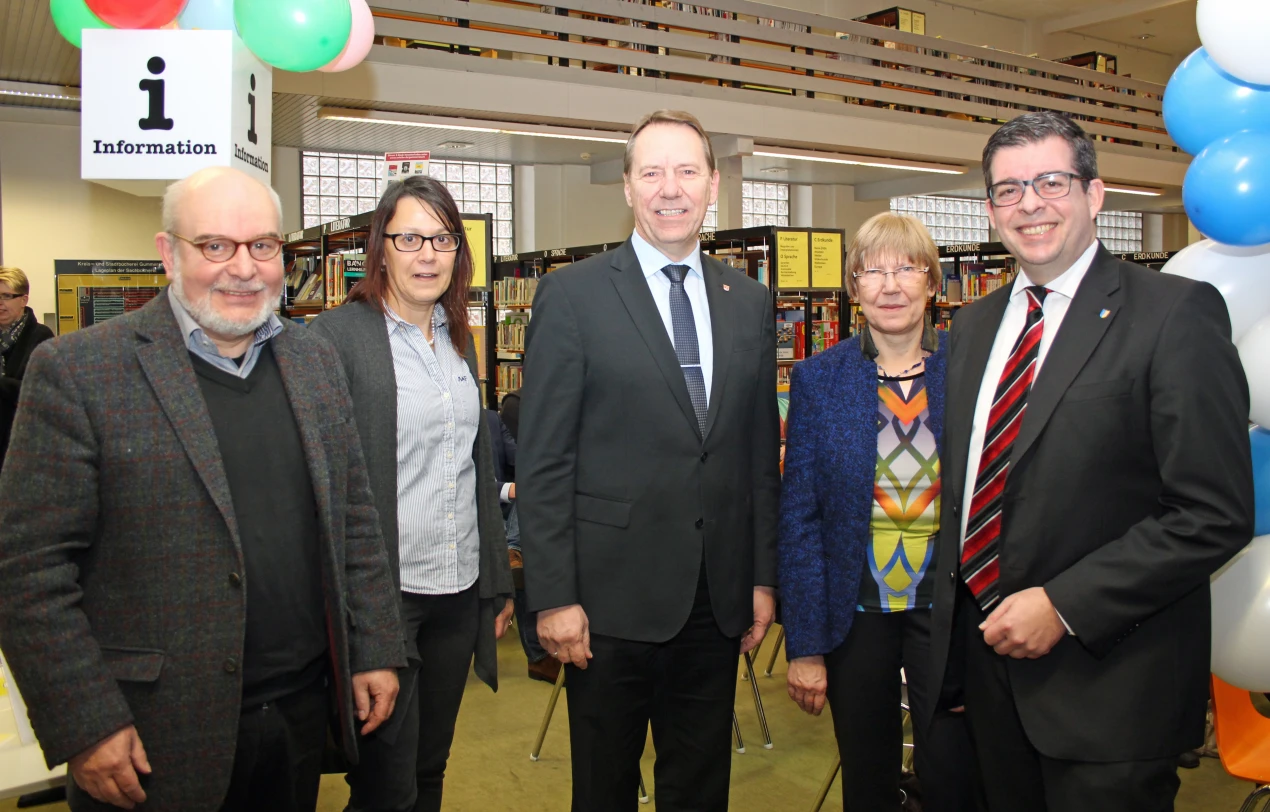 Die Stadt- und Kreisbücherei steht für gute Zusammenarbeit (v.l.n.r.): Kreisarchivar Gerhard Pomykaj; Ulrike Rösner, Fachbereichsleiterin Kultur und Weiterbildung der Stadt Gummersbach; Landrat Jochen Hagt, Büchereileiterin Ingeborg Henrich und Bürgermeister Frank Helmenstein. (Foto: OBK)