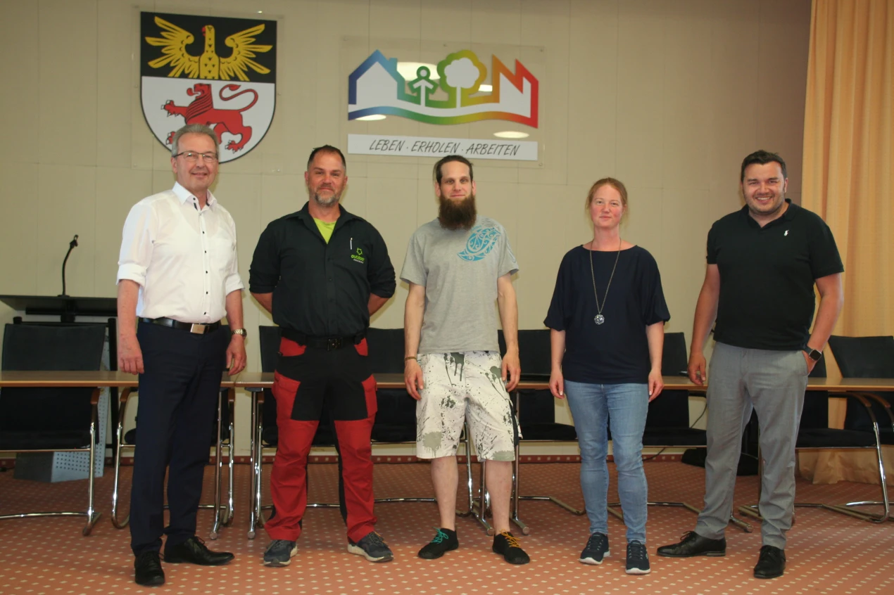 Rüdiger Gennies (Bürgermeister Reichshof), Sven Schuh (Outdoor Oberberg e.V.), Johannes Imhäuser, Heike Haude (Kreisjugendamt) und Markus Pollmann (Ordnungsamtsleiter der Gemeinde Reichshof) (Foto: OBK)