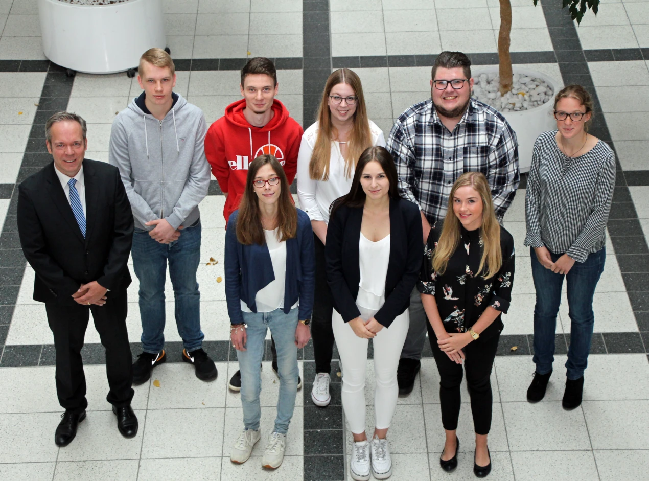 Kreisdirektor Klaus Grootens (l.) und Laura Bröhl (Personalamt) mit den erfolgreichen Absolventinnen und Absolventen: (h.R.) Leon Krieger, Simon Themanns, Julia Röttger, Kevin Müller, (v.R.) Nathalie Thaufelder, Julia Schnabel und Julia Benz. (Foto: OBK)