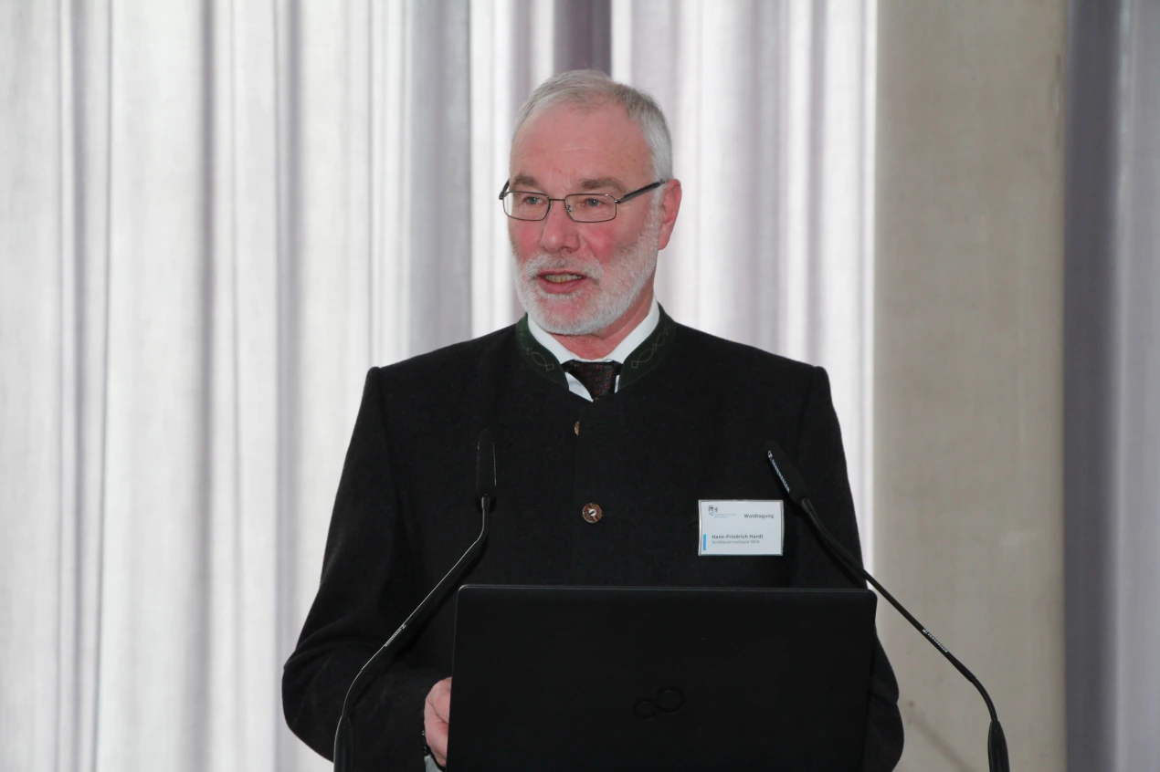 Hans-Friedrich Hardt, Waldbauernverband NRW, beschäftigt sich mit der Zusammensetzung des zukünftigen Waldes in Oberberg. (Foto: OBK)