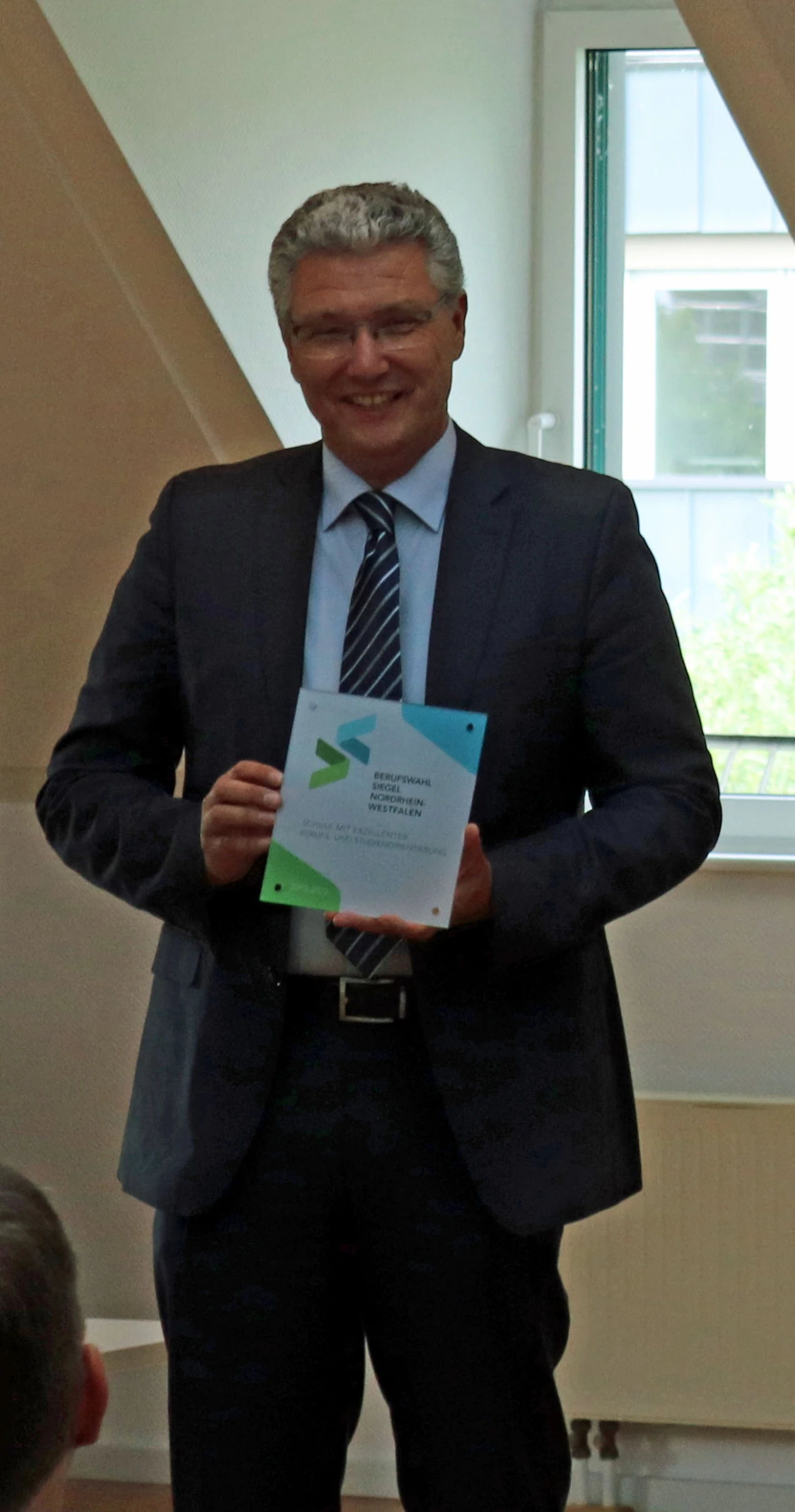 Der Schulleiter des Homburgischen Gymnasiums Thorgai Wilmsmann freut sich über die Rezertifizierung. (Foto: OBK)