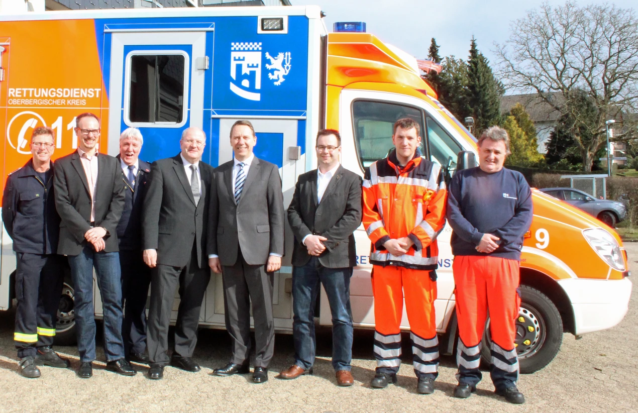 Eein starkes Team (v.l.n.r.): Frank Jankowski, Wachleiter der Feuerwache; Jochen Knorz, Leiter Ordnungsamt; Wilfried Fischer, Leiter der Feuerwehr Rade; Frank Nipken, 1. Beigeordneter; Kreisdirektor Jochen Hagt; Jörg Ossenbach, Abteilungsleiter Rettungsdienst OBK; Marco Hedderich, stellvertr. Wachleiter; Carsten Schmidt, Wachleiter (Foto:OBK)     