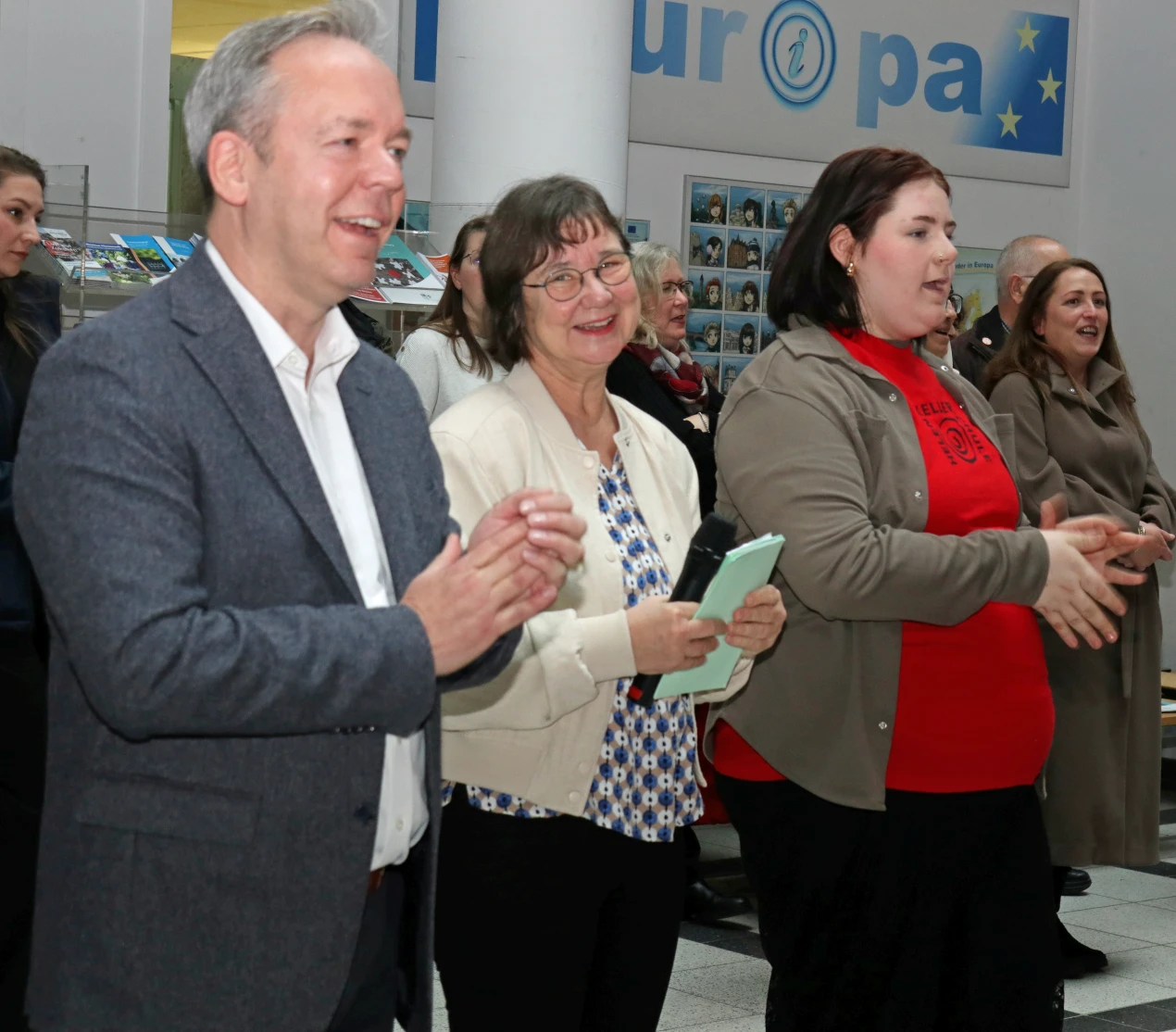 Landrat Klaus Grootens, Schulleiterin Lydia Follmann und Schülersprecherin Lea Krahforst stimmten fröhlich in die Weihnachtslieder ein. (Foto: OBK)
