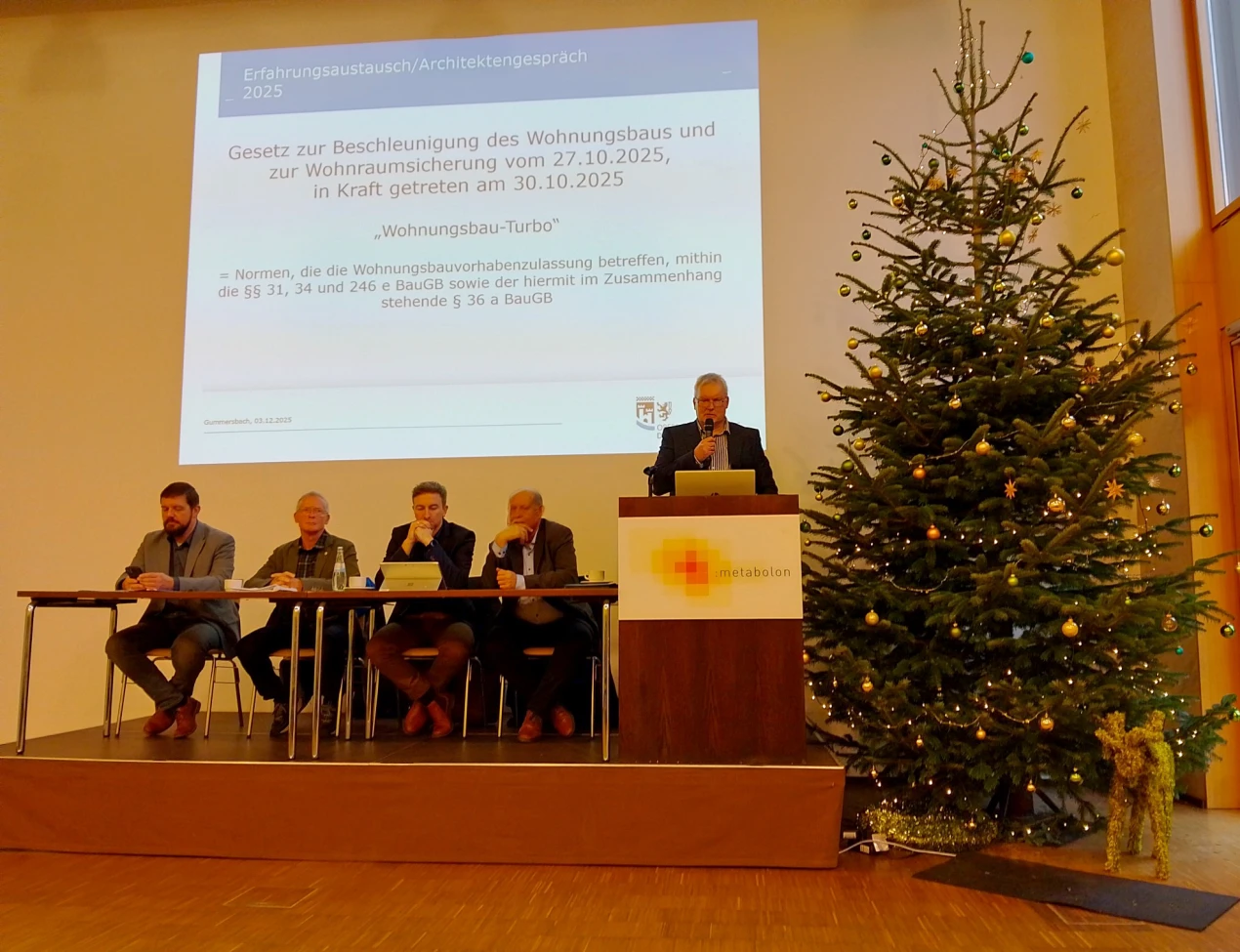 Torsten Gilgen, Kreisbauamt, erläuterte die Inhalte und Möglichkeiten des "Bauturbo" in der Expertenrunde (v.l.): Felix Ammann, Kreisbaudezernent; Jochen Diegel, Fachbereichsleiter Bauaufsicht Stadt Gummersbach; Kevin Markus, Fachbereichsleiter Bauaufsicht Stadt Wiehl und Michael Starck, Leiter des Kreisbauamtes. (Foto: OBK)
