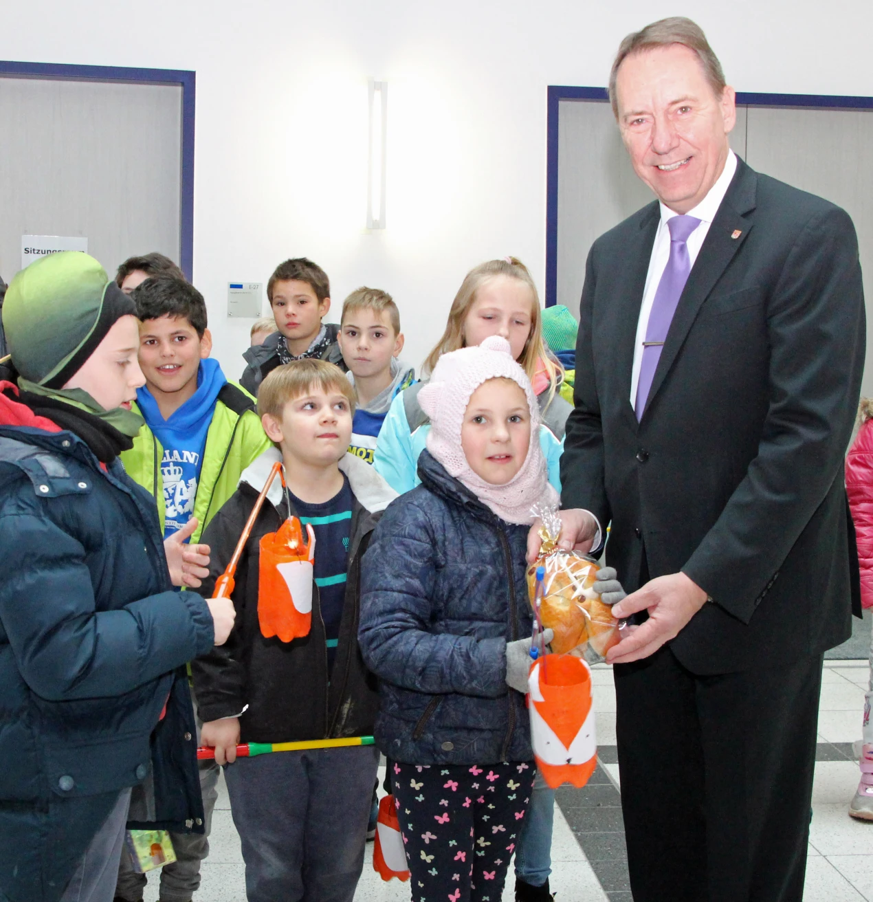 Landrat Jochen Hagt bedankt sich bei den Schülerinnen und Schülern der Jakob-Moreno-Schule. (Foto: OBK)
