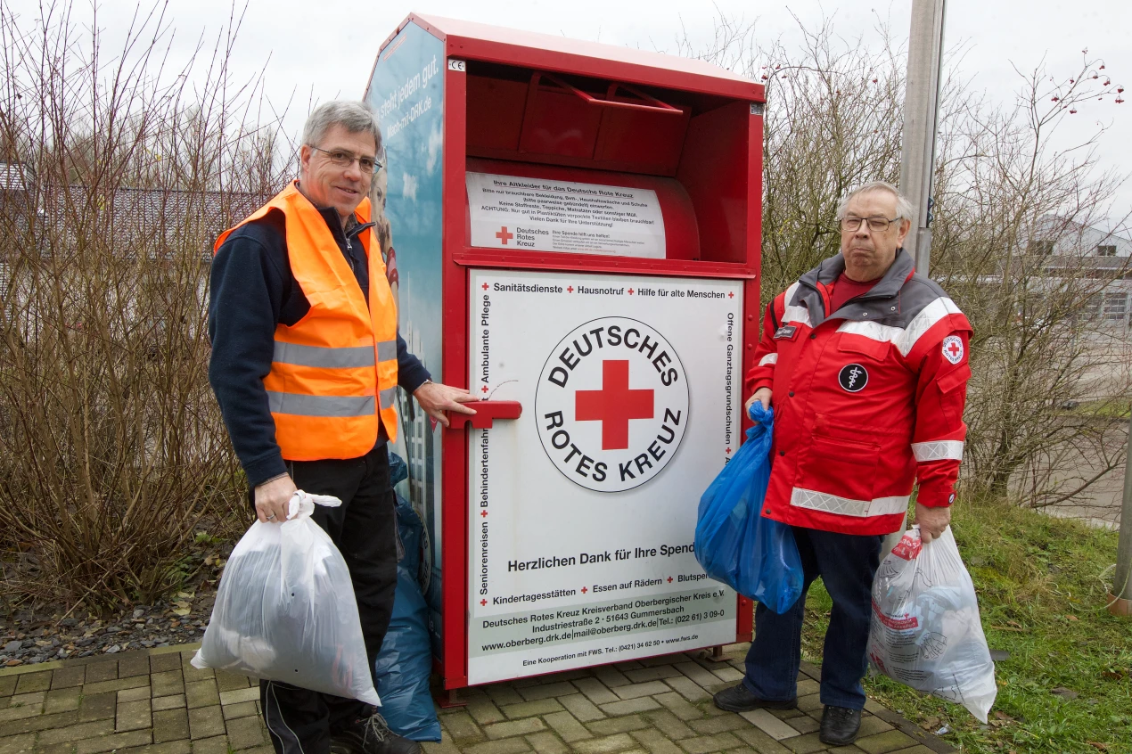 Dietmar Kascha (l), Leiter des Amtes für Soziale Angelegenheiten, engagierte sich bei der Kleiderspende des DRK Wipperfürth (Foto: OBK).