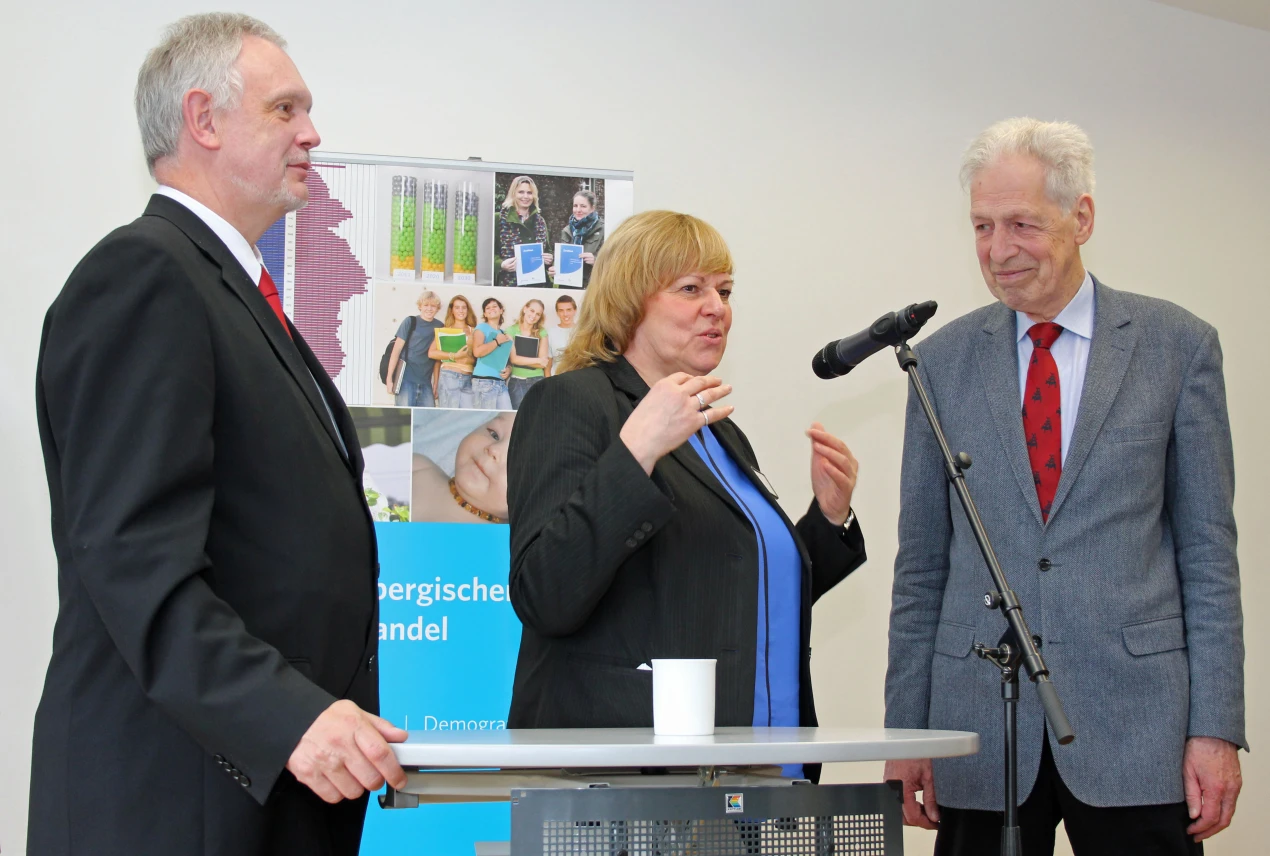 Kreisdezernent Uwe Stranz und Akademieleiterin Ursula Kriesten bedanken sich bei Dr. Henning Scherf für seinen engagierten Impuls-Vortrag. (Foto: OBK)