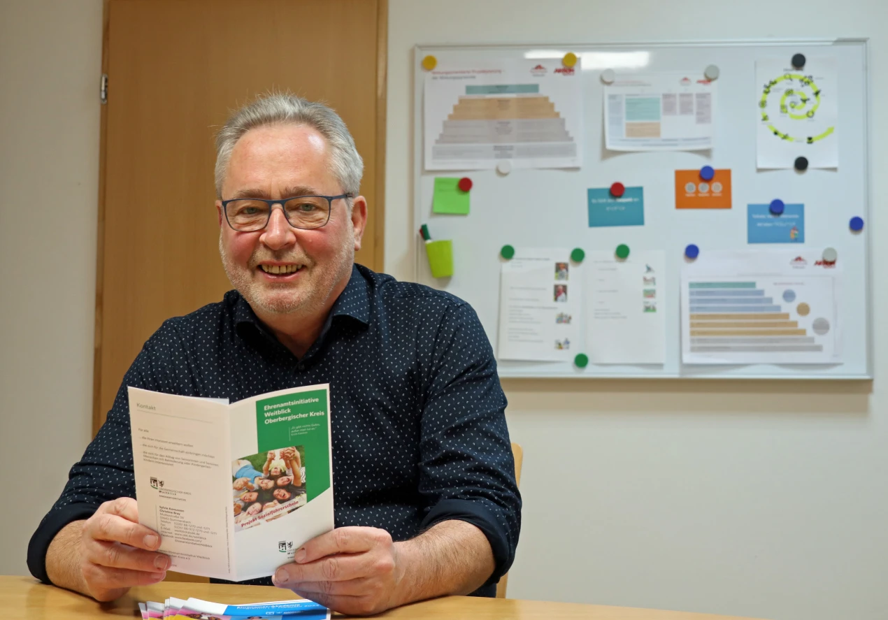 Otto Schütz ist seit zwei 2021 für die Ehrenamtsinitiative Weitblick des Oberbergischen Kreises in Wiehl aktiv - jetzt am neuen Standort "Im Weiher 21" (Foto: OBK).jpg