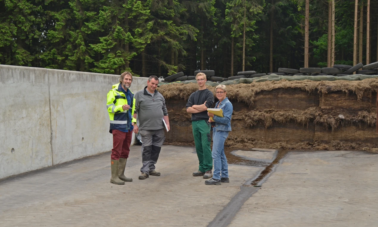 Überprüft wurde auch die Fahrsiloanlage: Rolf Bruchhaus (v.l.), Landwirt Michael Hochstein, Azubi Jan Ackerschodt und Anke Schmitz. (Foto: OBK)  