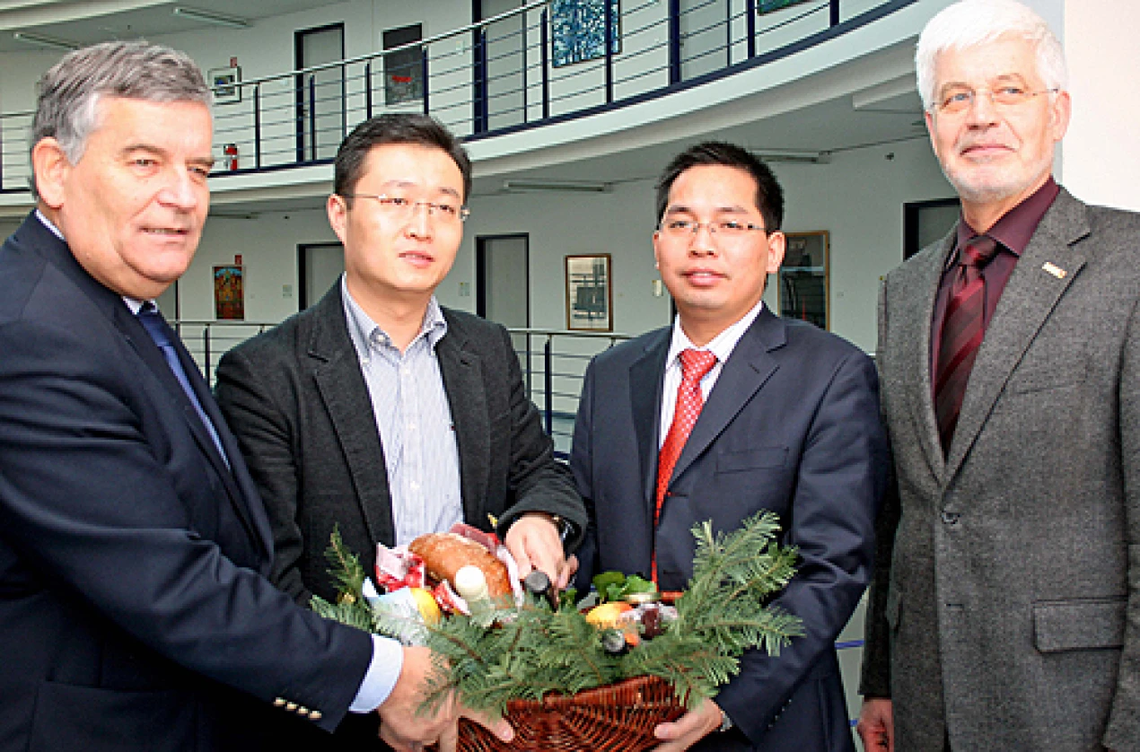Landrat Hagen Jobi (l.) und Martin Müller, Chef der deutschen Lebensmittelkontrolleure, begrüßten die Lebensmittelüberwacher aus Shanghai mit einem Korb voller "bergisch pur"-Produkte. (Foto: OBK)
